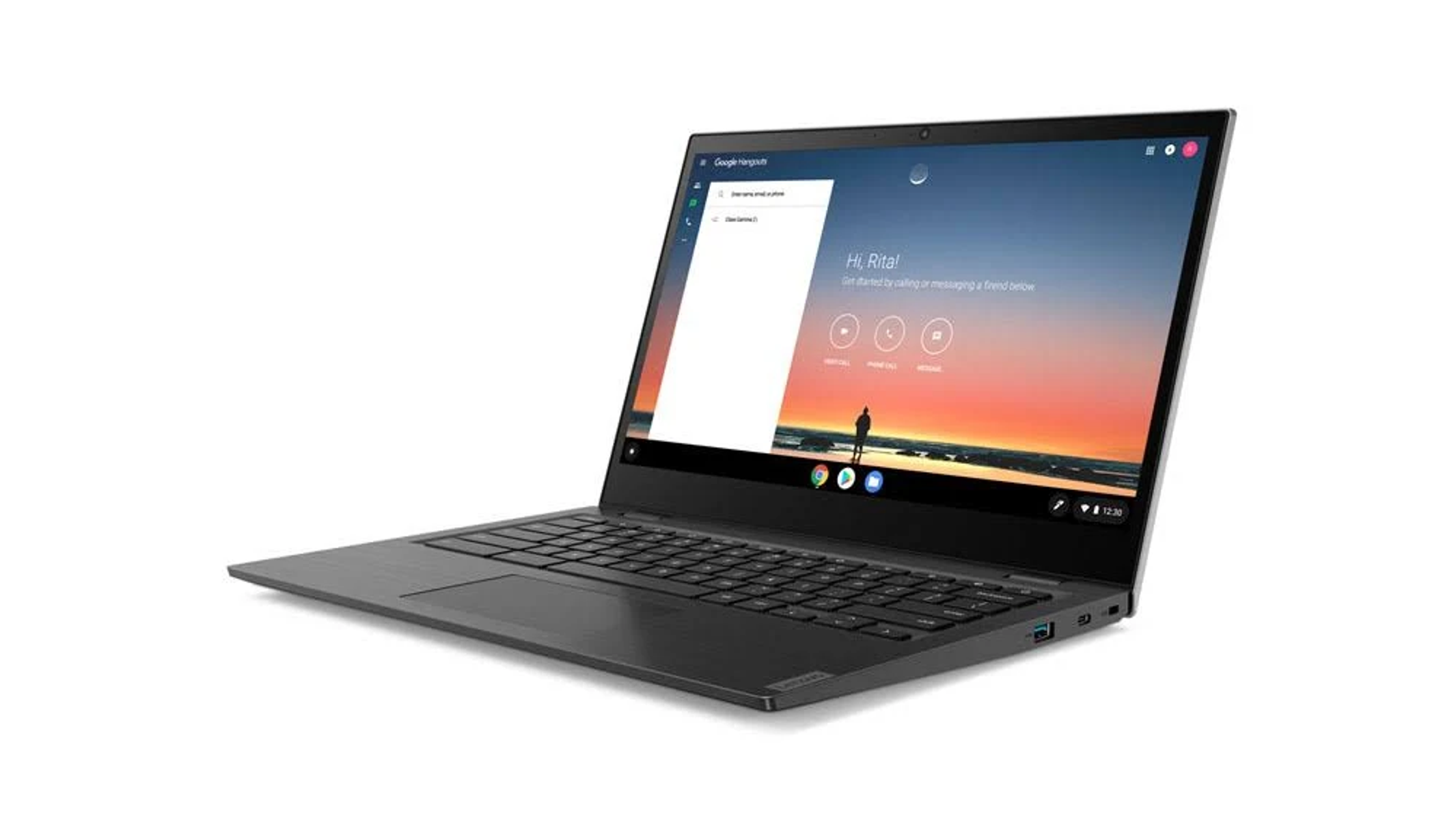 Laptop nero aperto, mostra una videochiamata, su sfondo bianco. Logo Lenovo visibile.