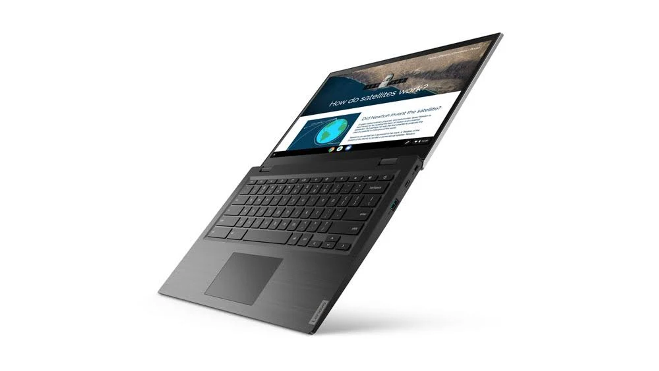 Laptop nero angolato, aperto. Lo schermo mostra testo sui satelliti. Sfondo bianco.
