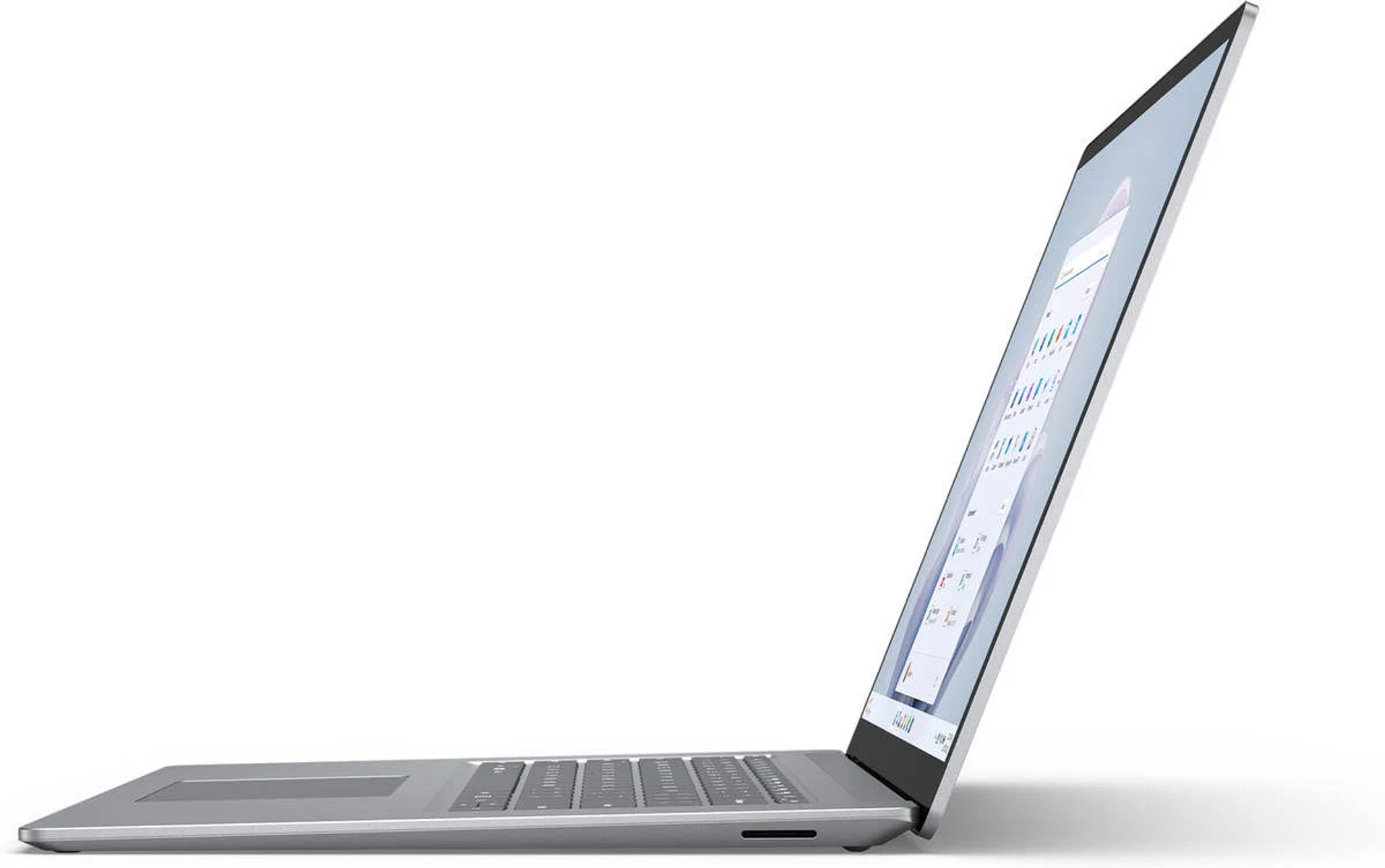 Silberner Laptop im Profil, Bildschirm offen, zeigt Benutzeroberfläche auf weißem Hintergrund.
