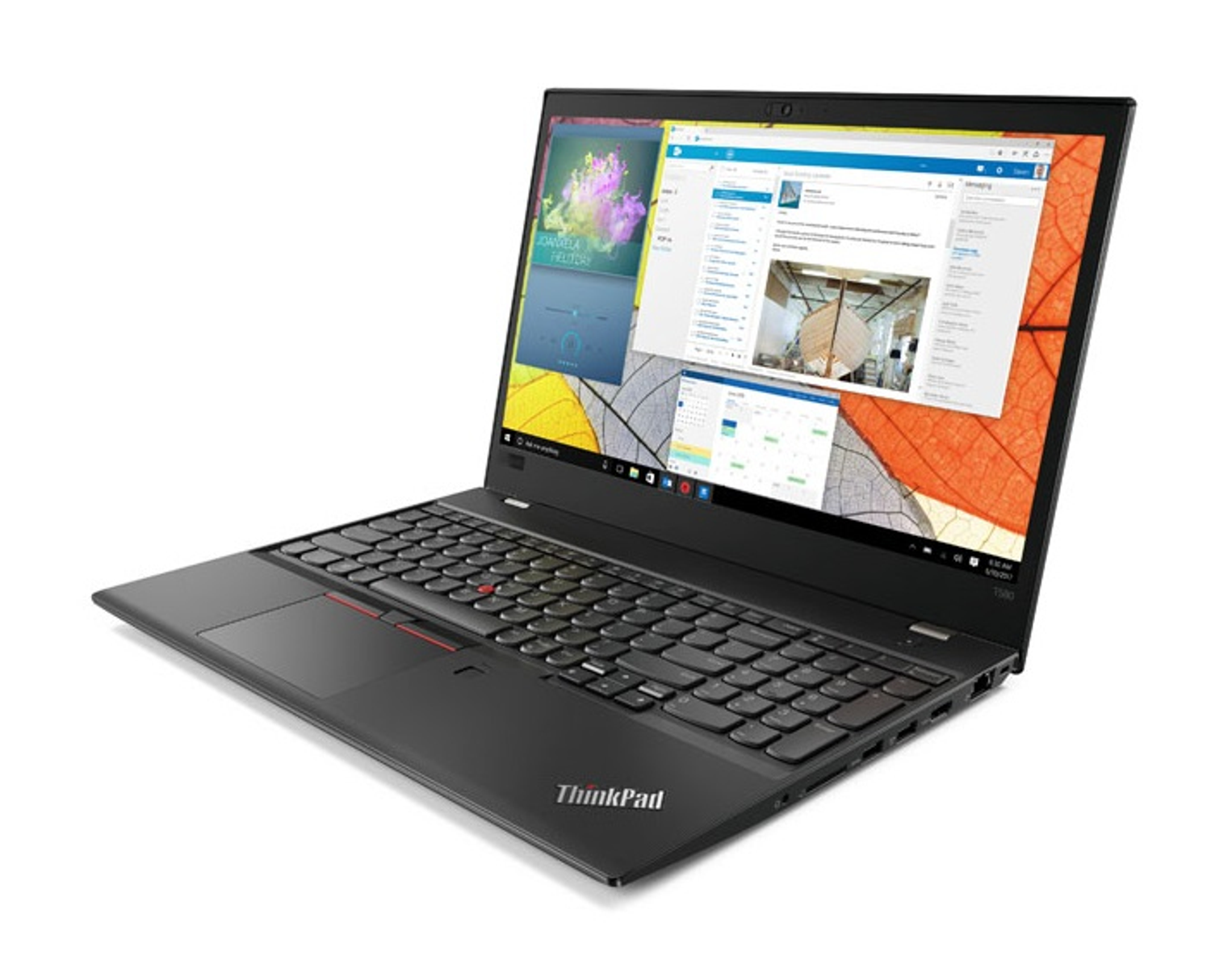 Portátil negro, abierto, pantalla muestra interfaz Windows con múltiples ventanas y texto.