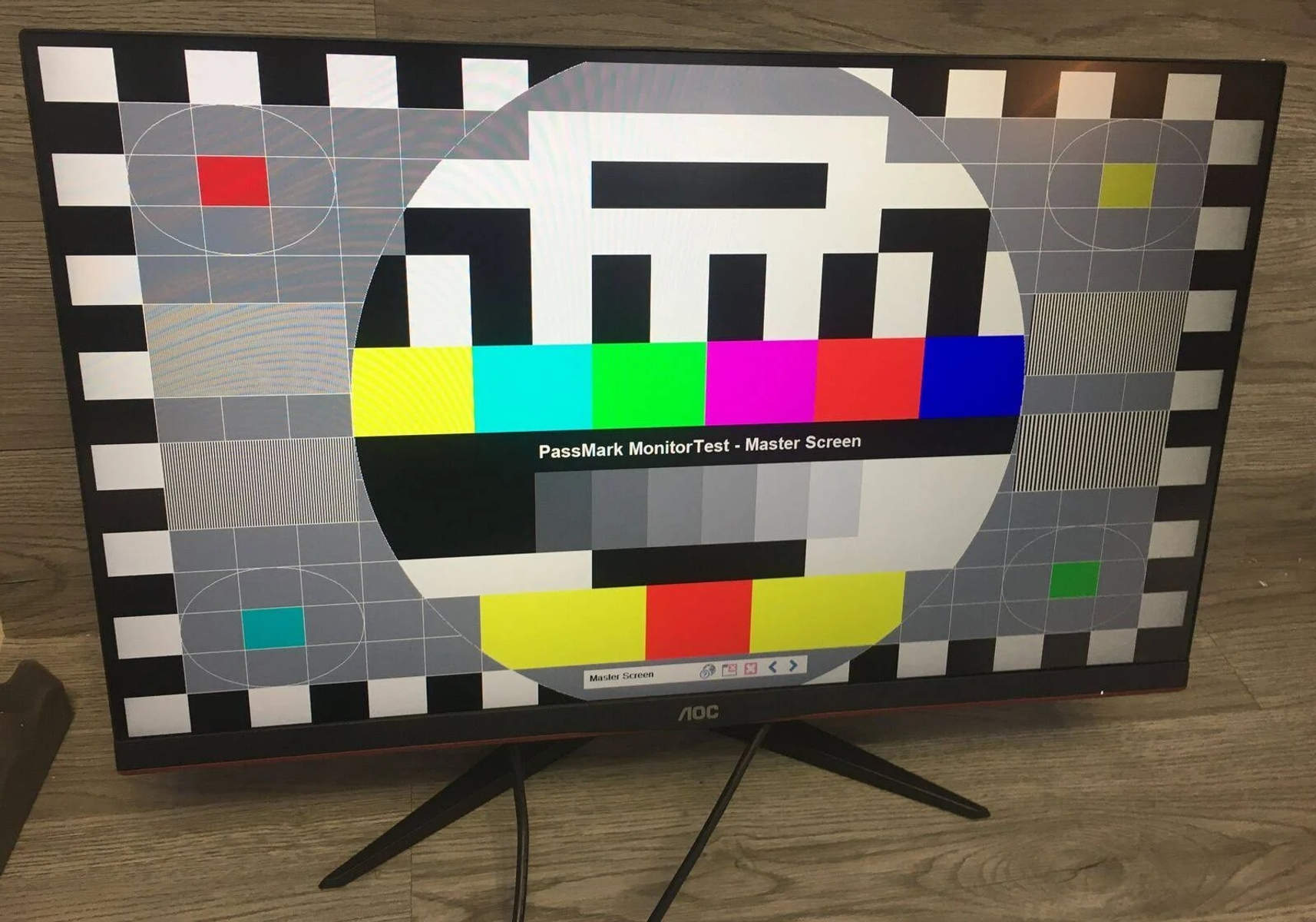 Monitor AOC che mostra un modello di test con vari colori e forme.