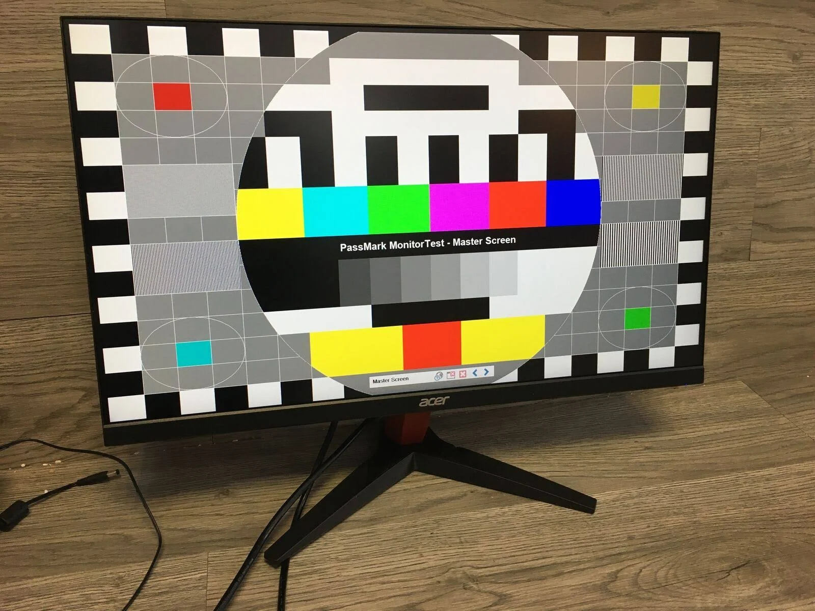 Monitor mit Testmuster mit verschiedenen Farben und Schwarz-Weiß-Balken.