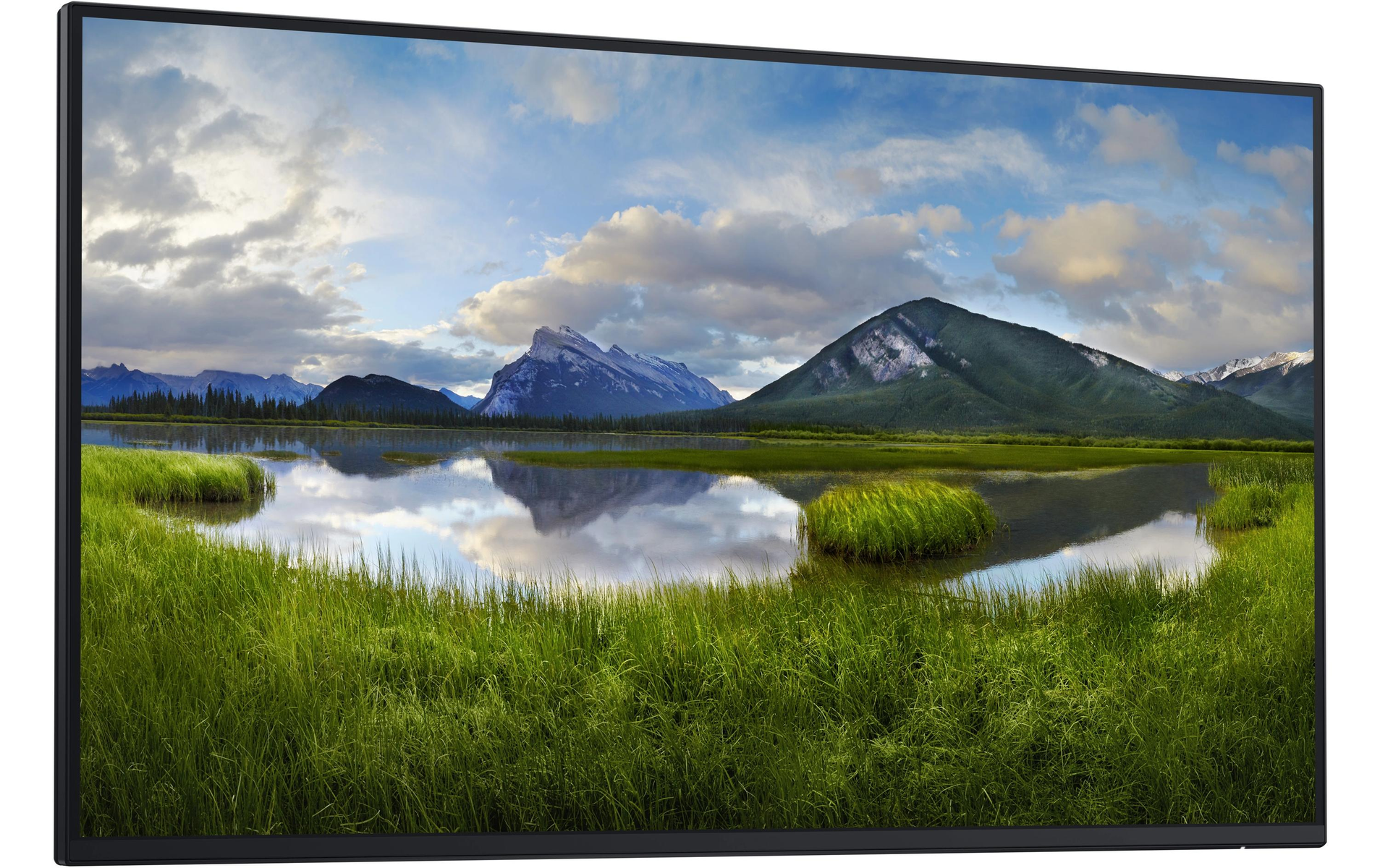 Szeroki monitor pokazujący krajobraz gór, jeziora i zielonej trawy.