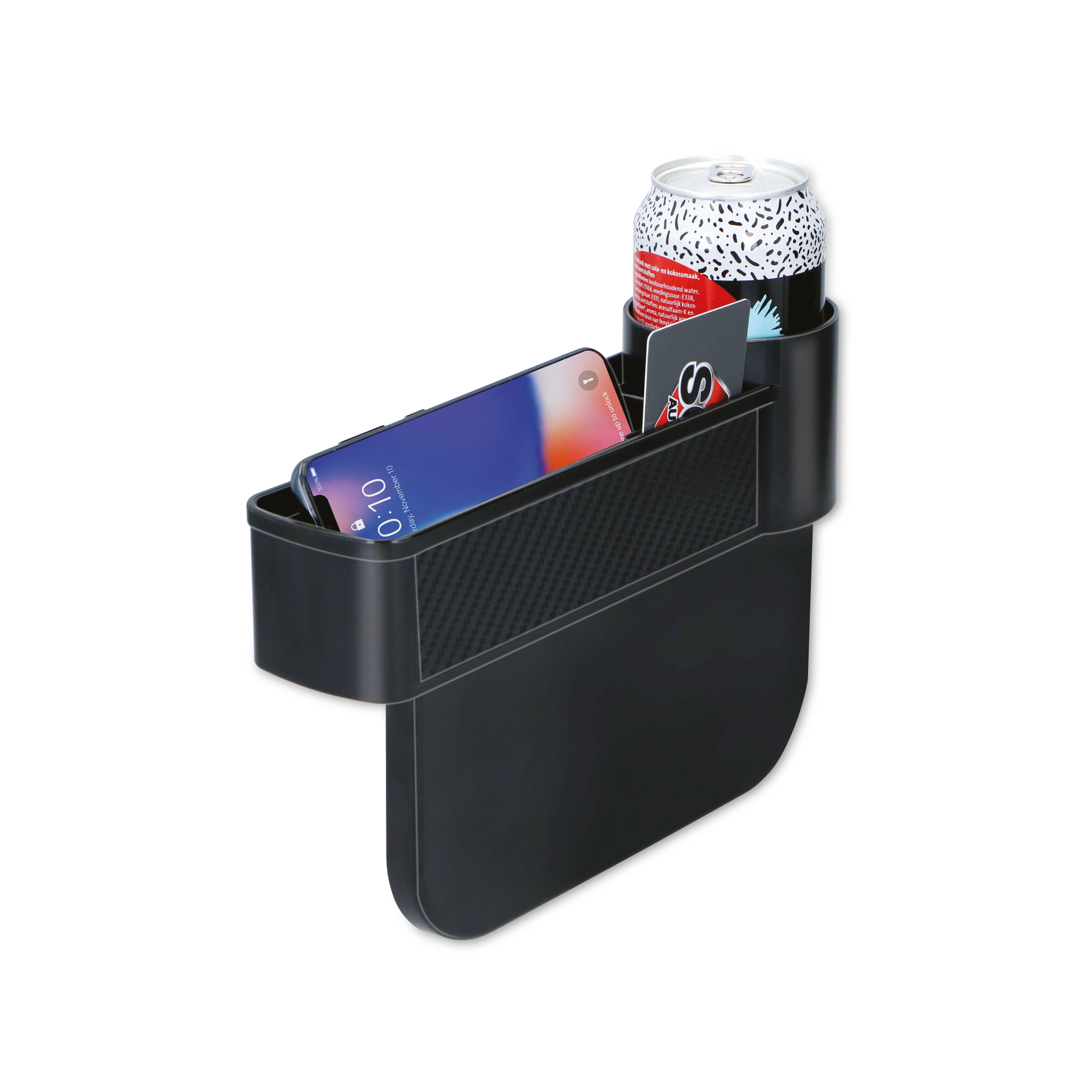 Zwarte auto-organizer. Houdt telefoon, frisdrankblikje en kaarten vast. Zwarte achtergrond.