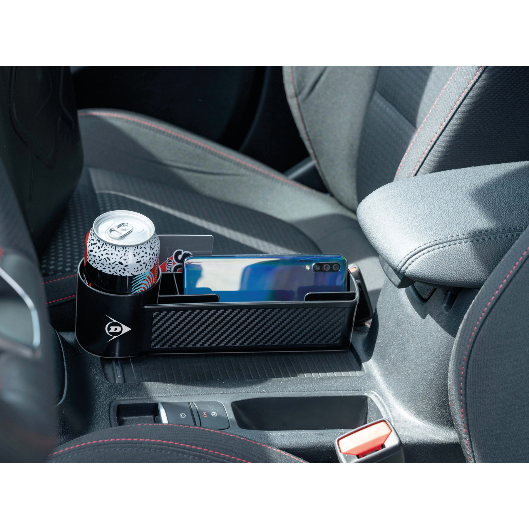 Auto console organizer met een blikje frisdrank, een telefoon en een creditcard.