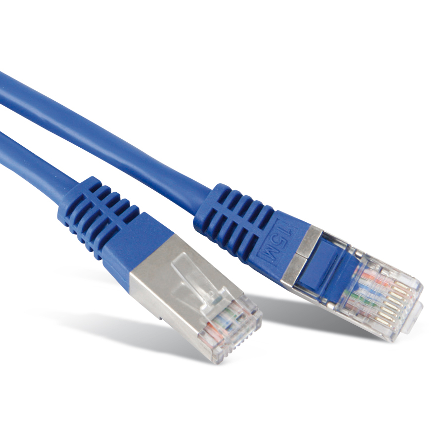 Niebieski kabel Ethernet z wtyczkami na każdym końcu. Złącza są srebrne i z przezroczystego plastiku.