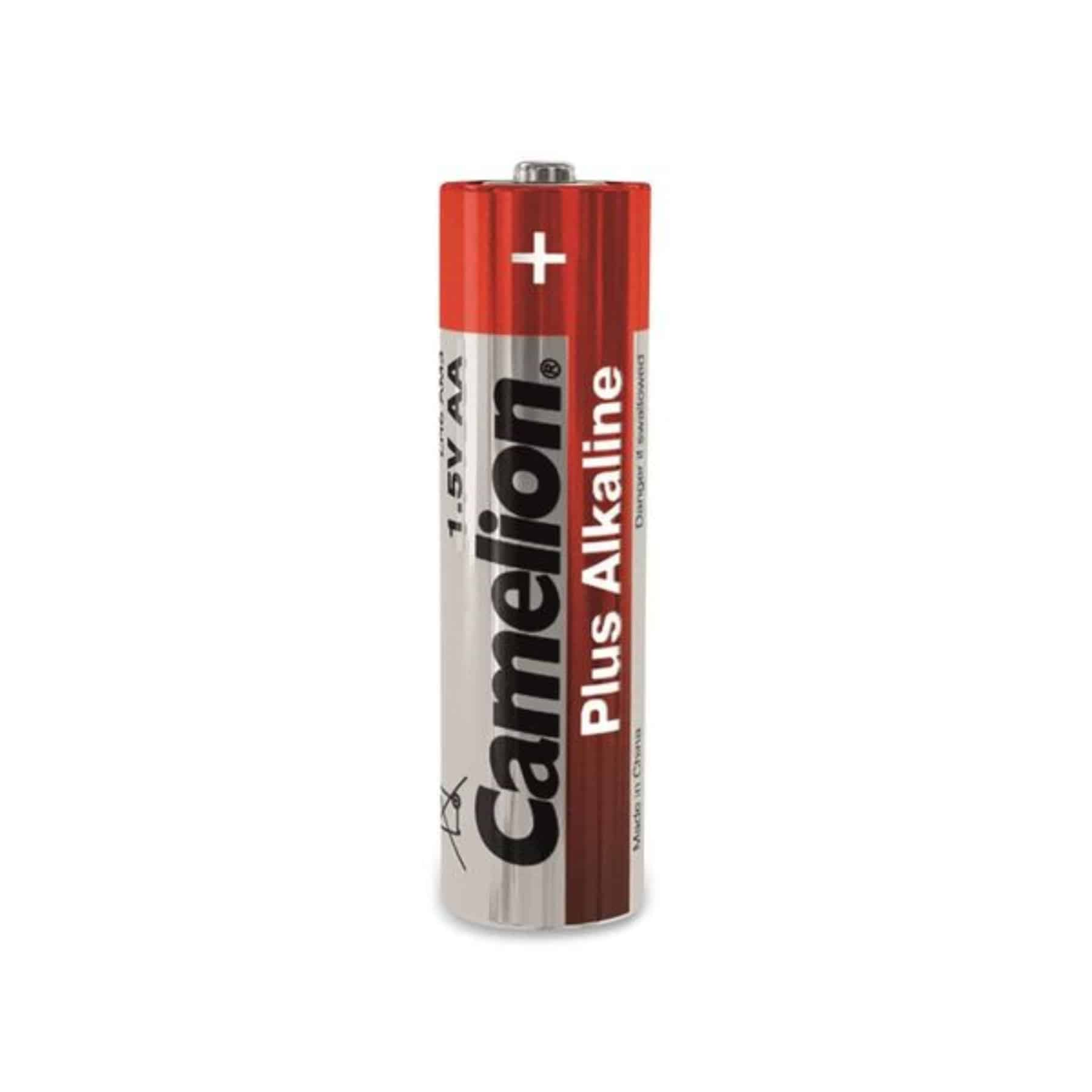 Singola batteria Camelion AA. Corpo argentato con parte superiore rossa. Testo nero.
