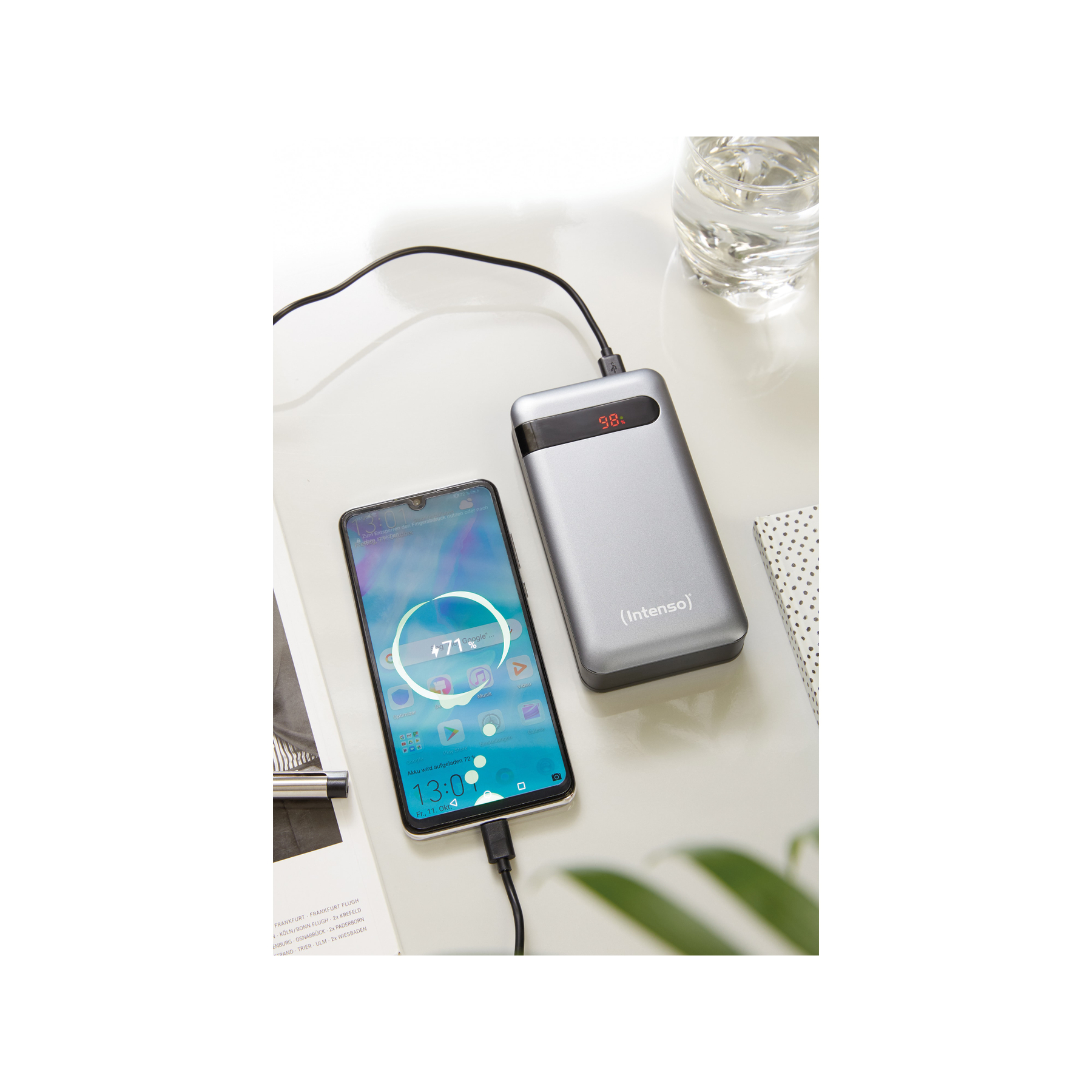 Een telefoon die oplaadt naast een powerbank. De telefoon heeft 47% batterij en de powerbank 98%.
