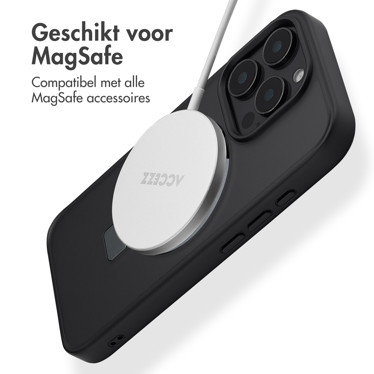 Téléphone noir avec chargeur MagSafe attaché, dans un étui noir. Fond blanc.