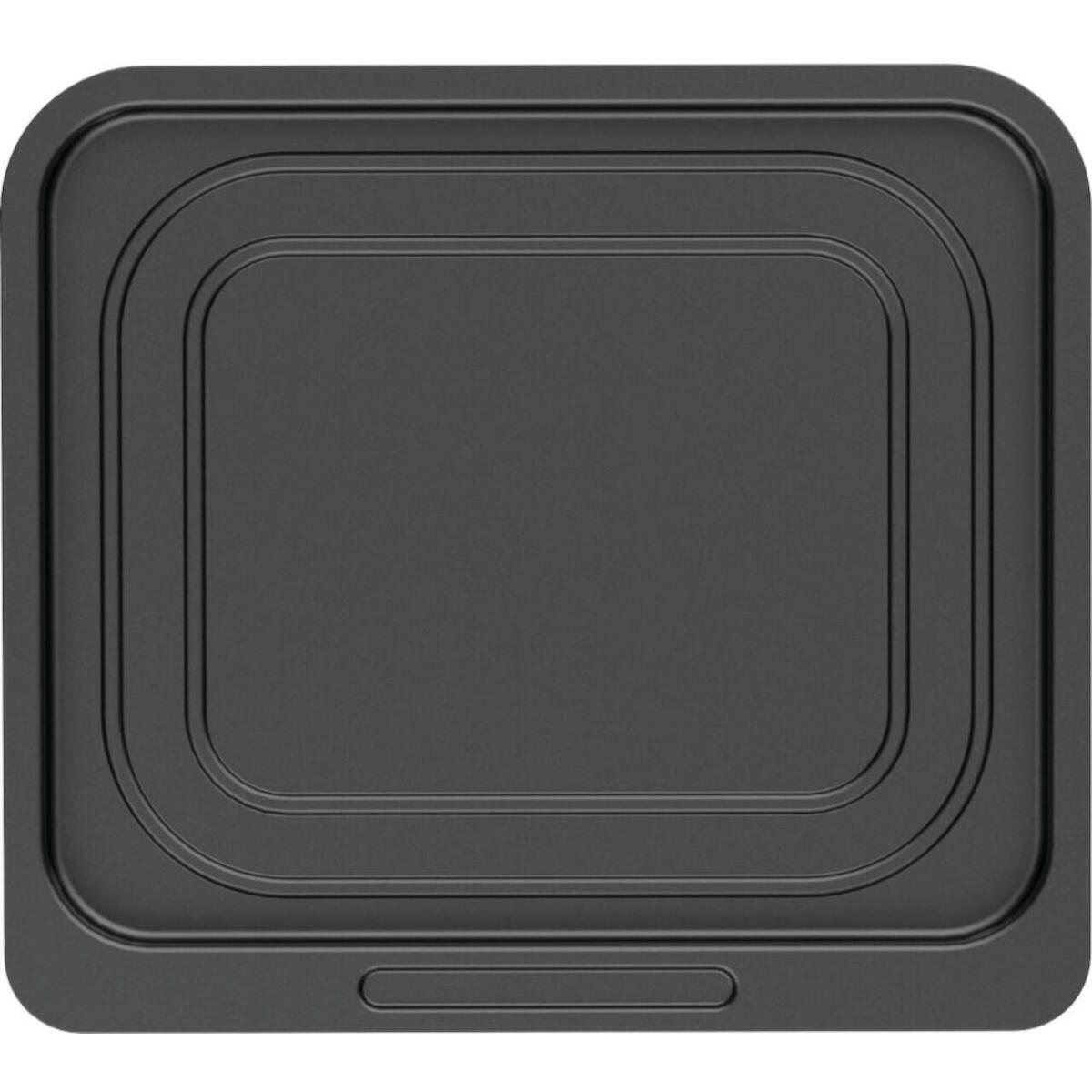 Czarny kwadrat z zaokrąglonymi rogami. Ma zagłębiony odcinek i mały otwór.