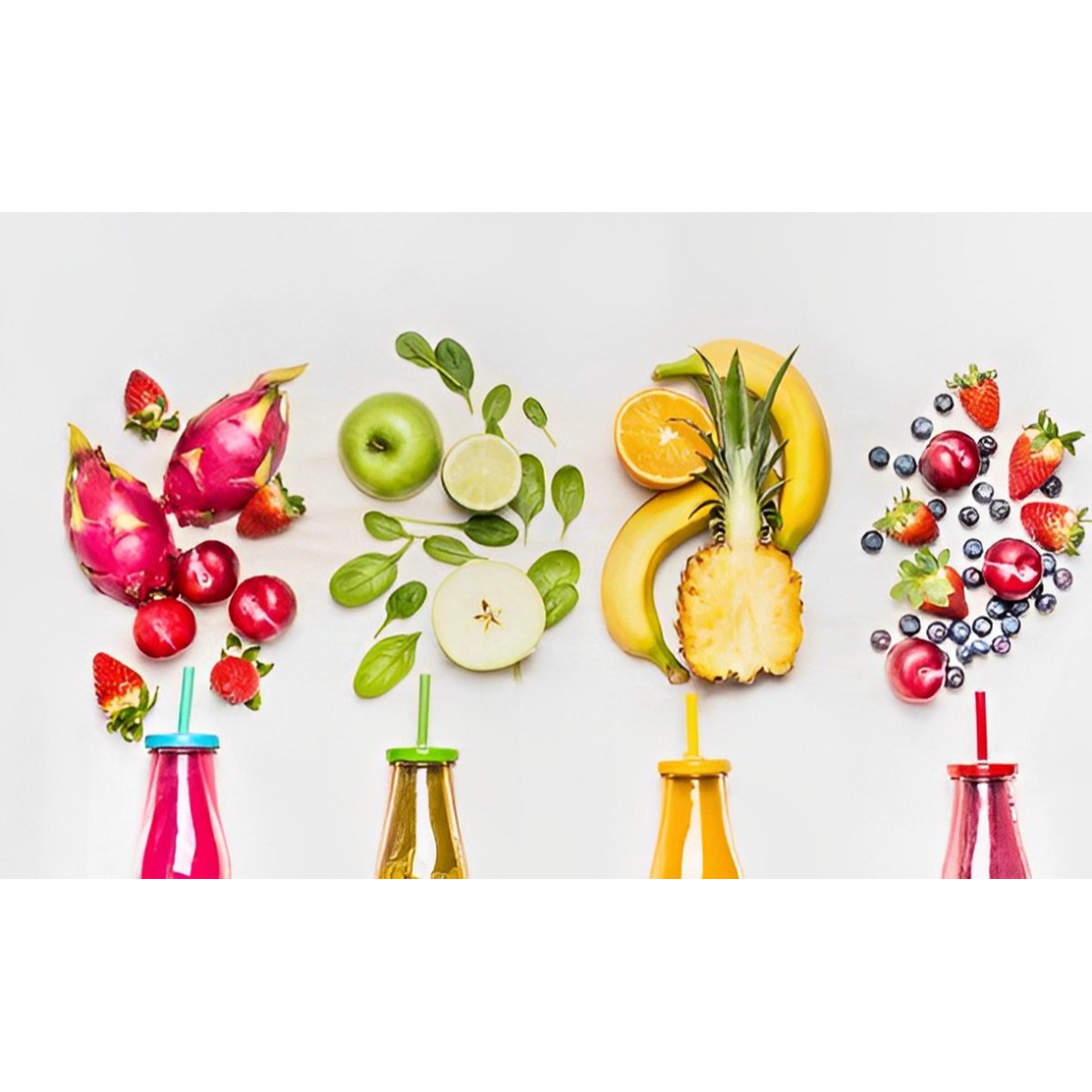 Cuatro batidos con diferentes frutas y verduras. En una superficie blanca.