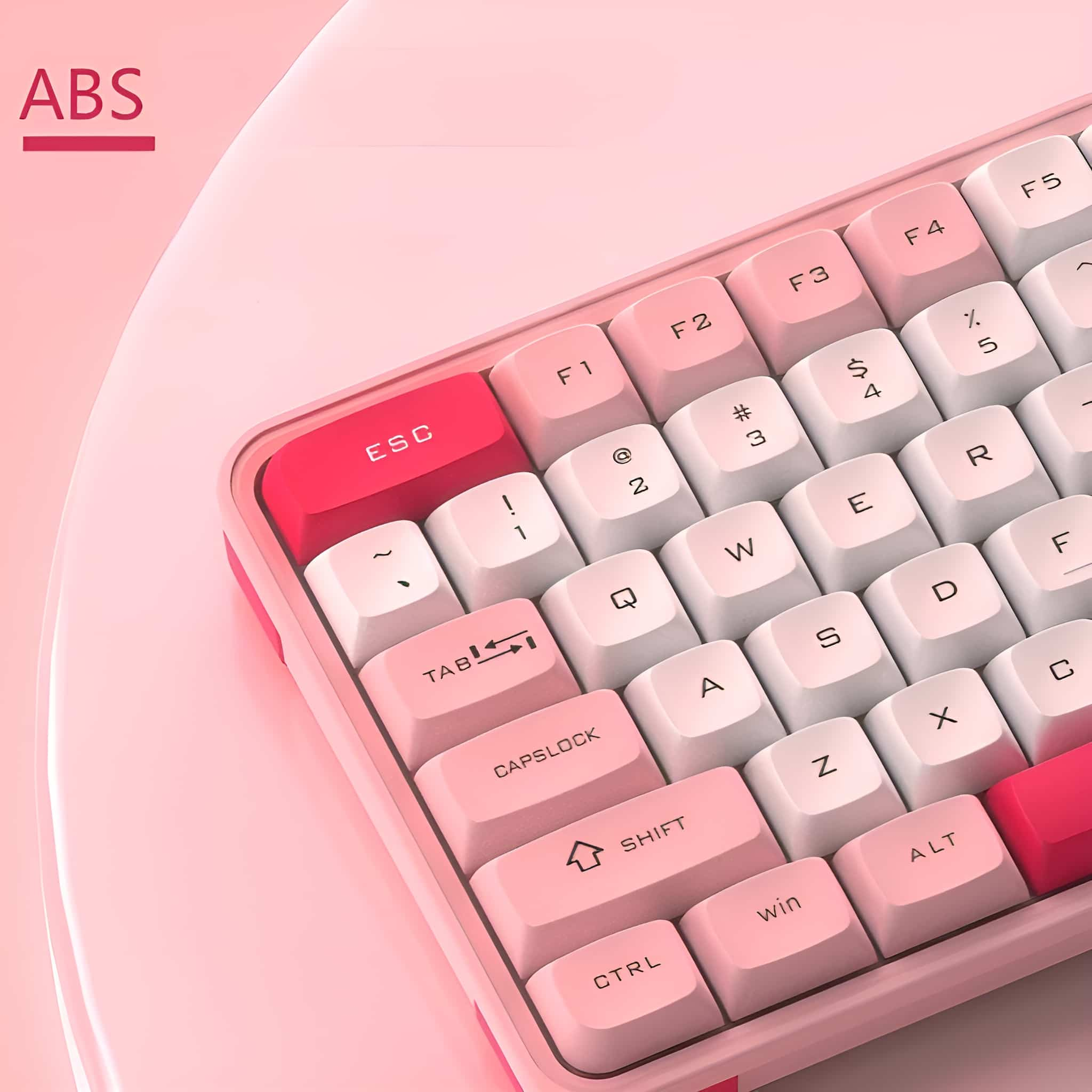 Rosa-weiße Tastatur mit verschiedenen Tasten. Rote ESC-Taste. Rosa Hintergrund. ABS-Etikett. Die Tasten sind in einem Raster angeordnet.