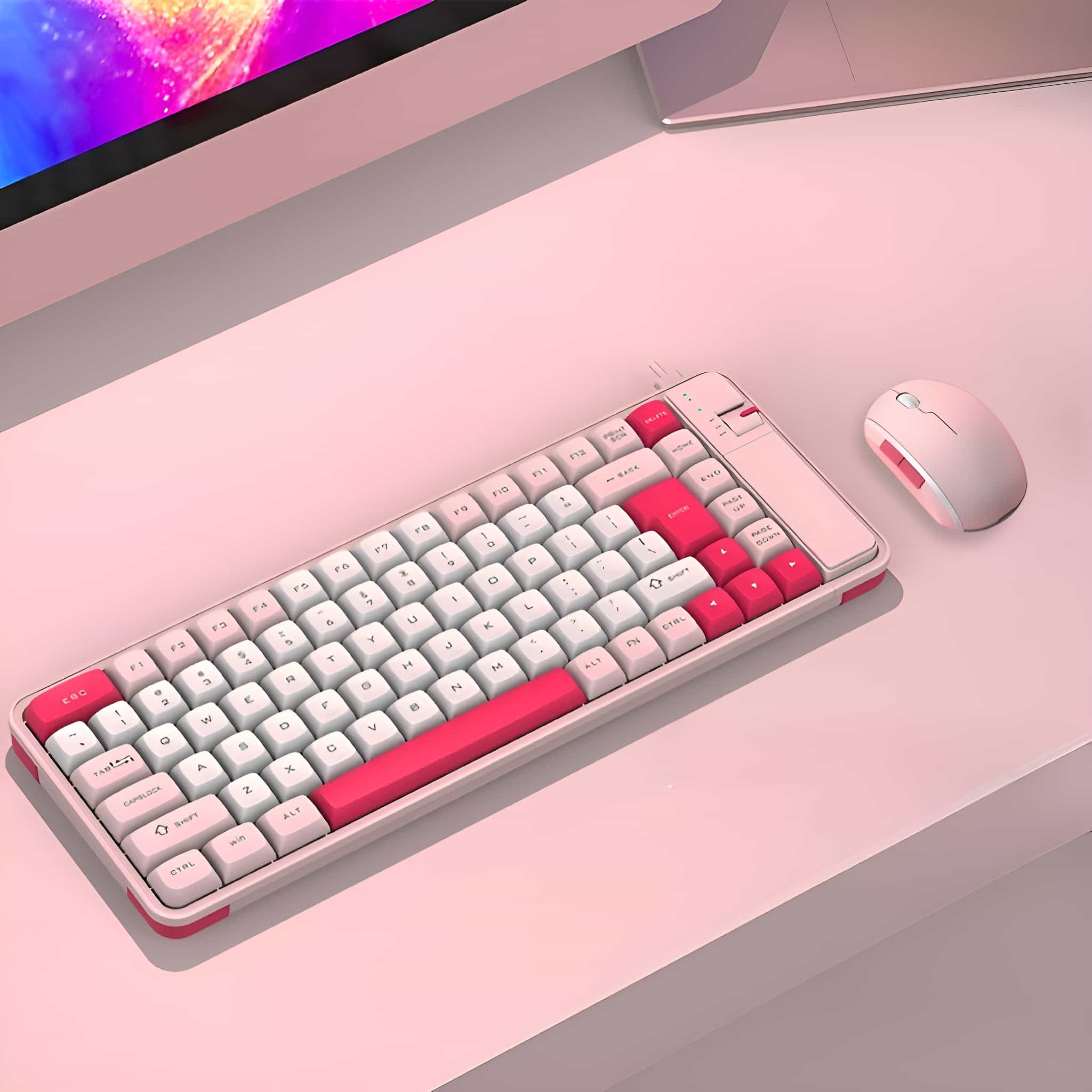 Eine rosa Tastatur und Maus auf einer rosa Oberfläche. Die Tasten sind weiß mit rosa Akzenten.