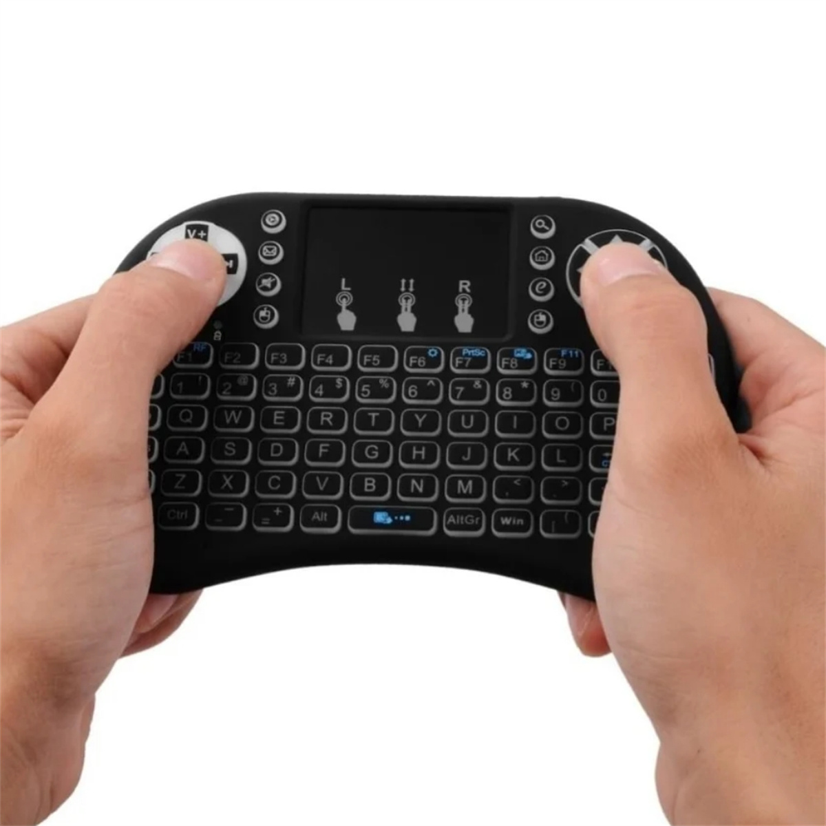 Schwarze Mini-Tastatur mit Touchpad, gehalten in zwei Händen. Tasten sind mit Buchstaben und Symbolen beschriftet.