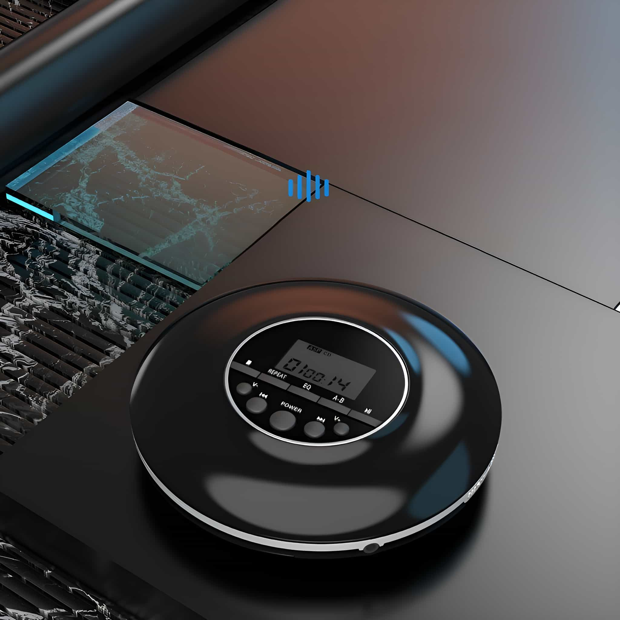 Schwarzer CD-Player auf Oberfläche mit Lichtreflexen. Bildschirm zeigt Zeit. Glänzendes Finish, modernes Design.