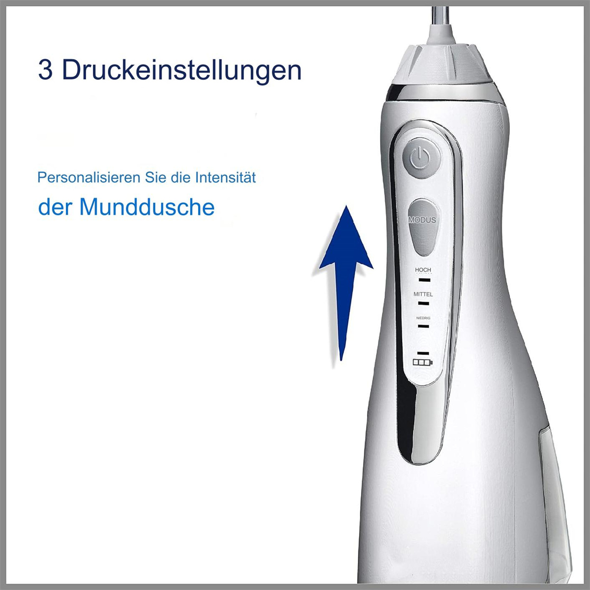 Nahaufnahme eines weißen Munddusche. Mit Ein/Aus-Taste, Modus-Taste und Intensitätsanzeige. Blauer Pfeil nach oben.