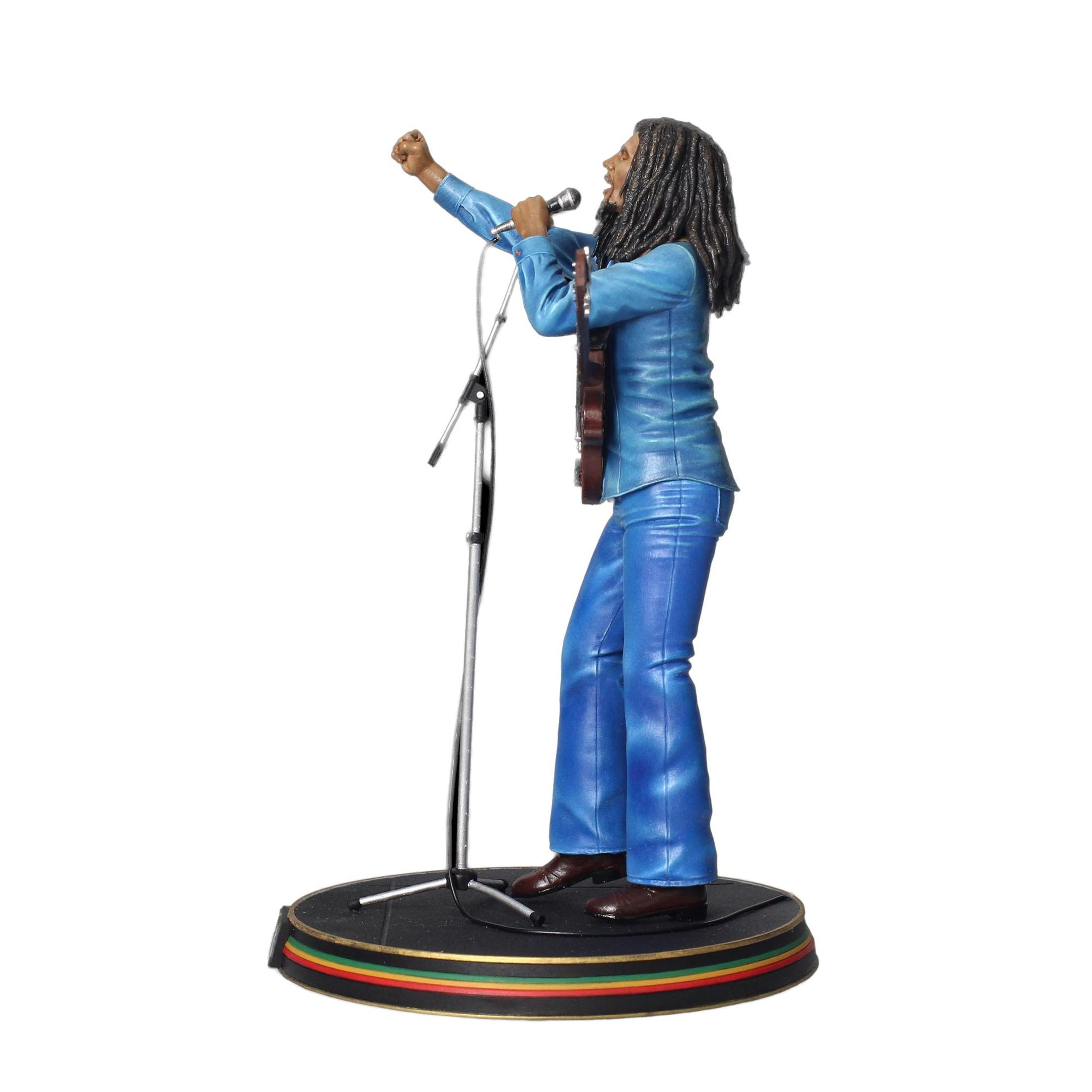 Estatua de Bob Marley cantando a un micrófono, vistiendo vaqueros y camisa azules.