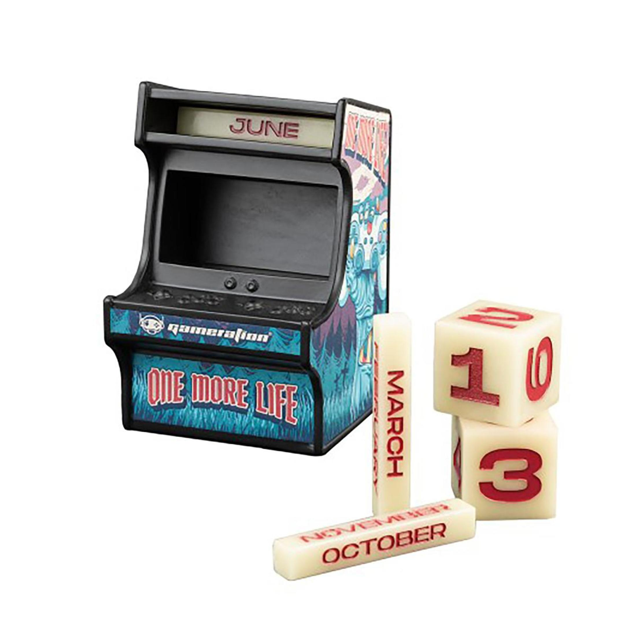 Eine Miniatur-Spielhalle mit einem Spieltitel. Daneben Würfel mit Monat und Datum.