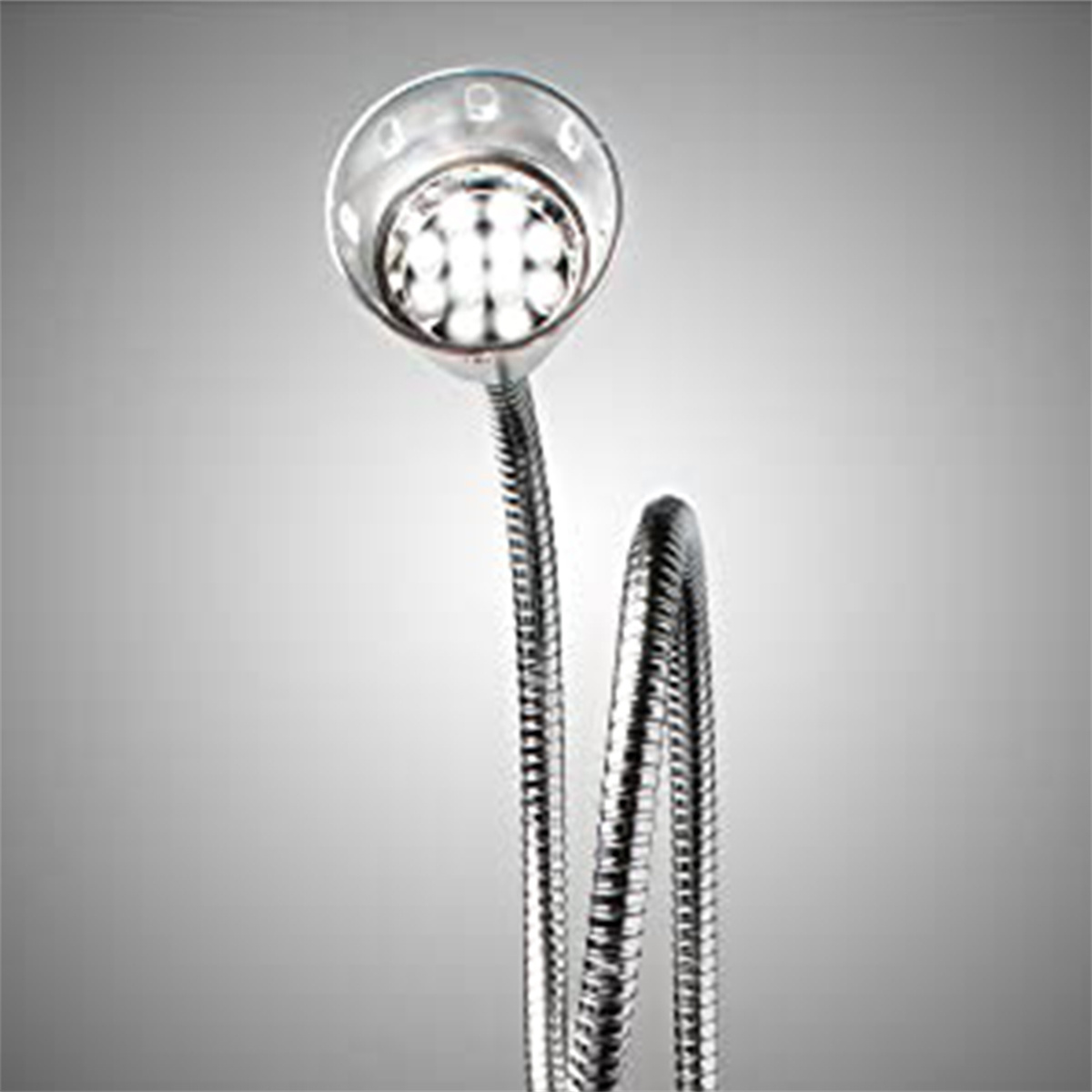 Schwanenhals-LED-Schreibtischlampe mit silbernem Finish. Grauer Hintergrund.