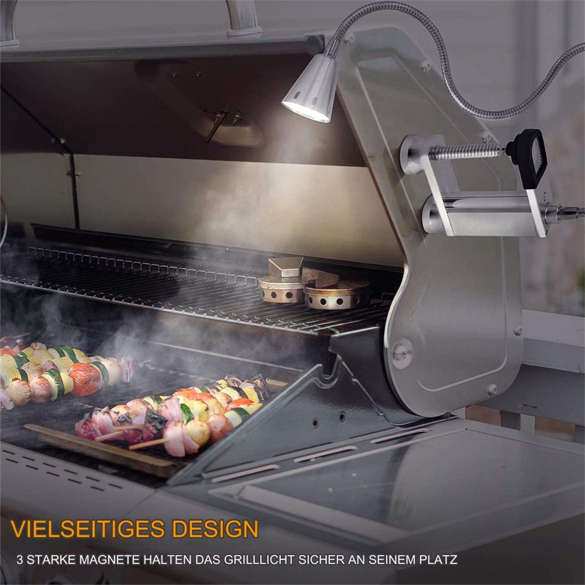 Grill mit Spießen, beleuchtet mit einer flexiblen Lampe. Text: Vielseitiges Design. 3 Magnete halten das Grilllicht.