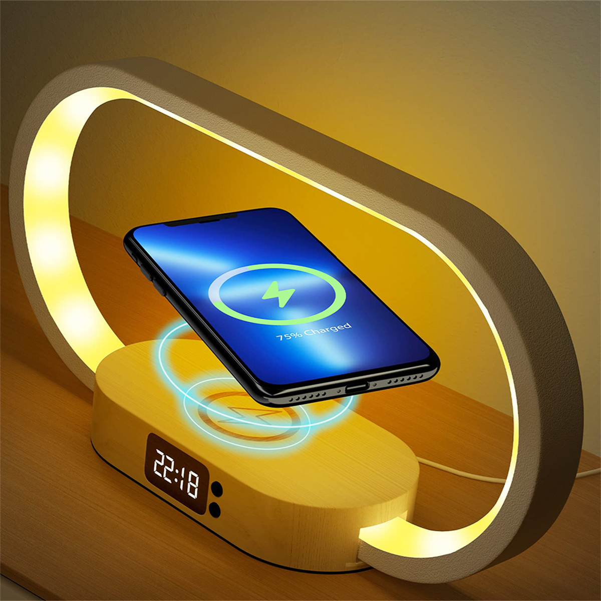 Eine gelbe Nachttischlampe mit einem aufladenden Telefon. Das Telefon zeigt 75% geladen.
