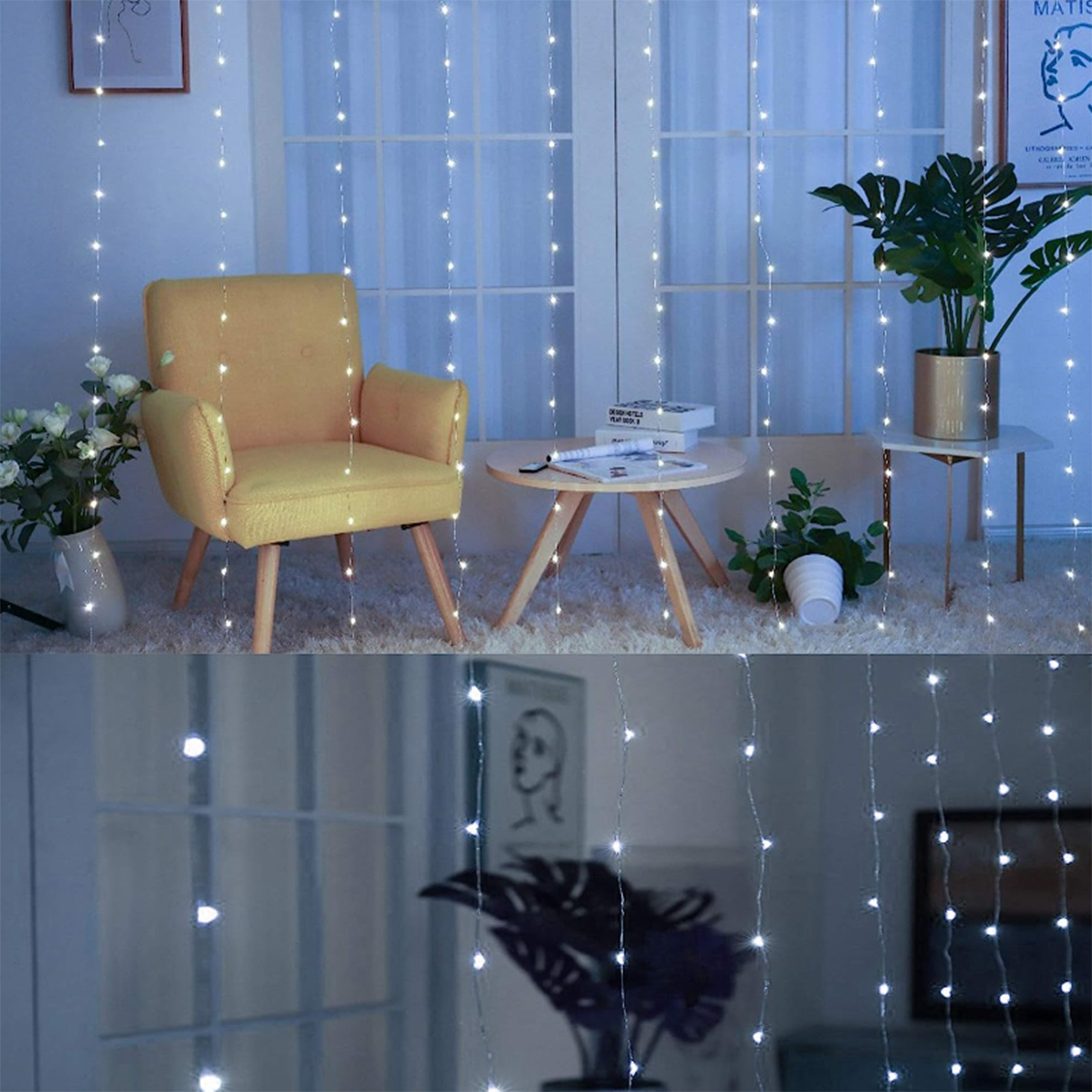 Wohnzimmer mit Lichterketten, gelbem Stuhl, kleinem Tisch und Pflanzen.