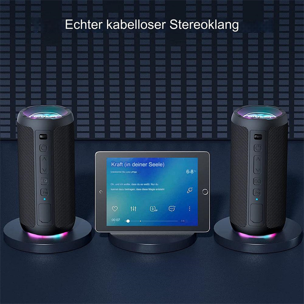 Zwei schwarze Lautsprecher mit einem Tablet dazwischen. Das Tablet zeigt eine Musikoberfläche.
