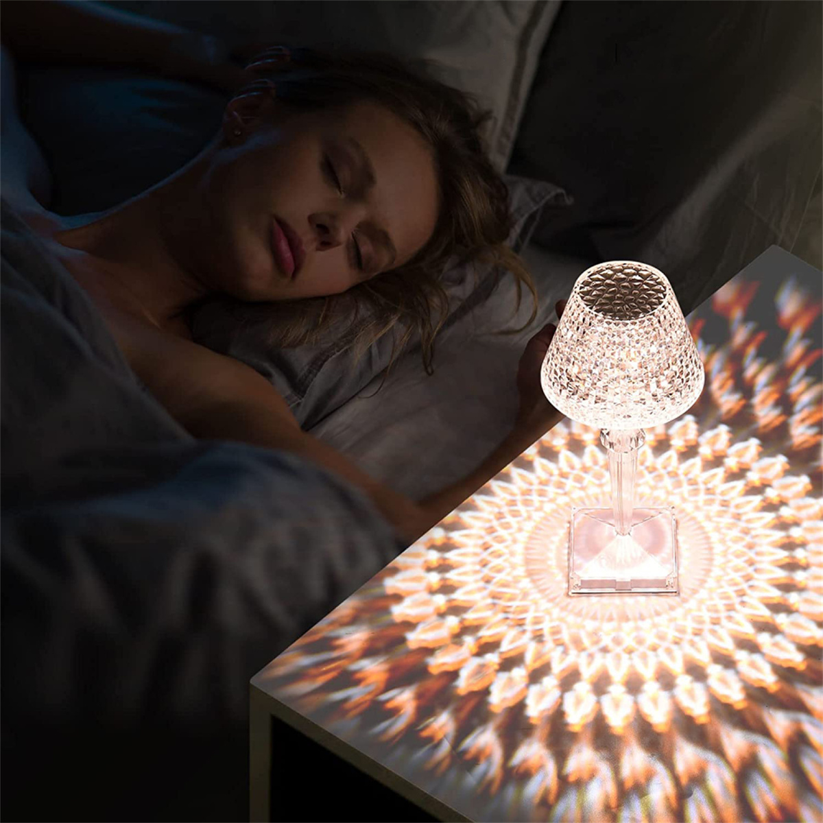Frau schläft neben einer beleuchteten Lampe mit projiziertem Lichtmuster.