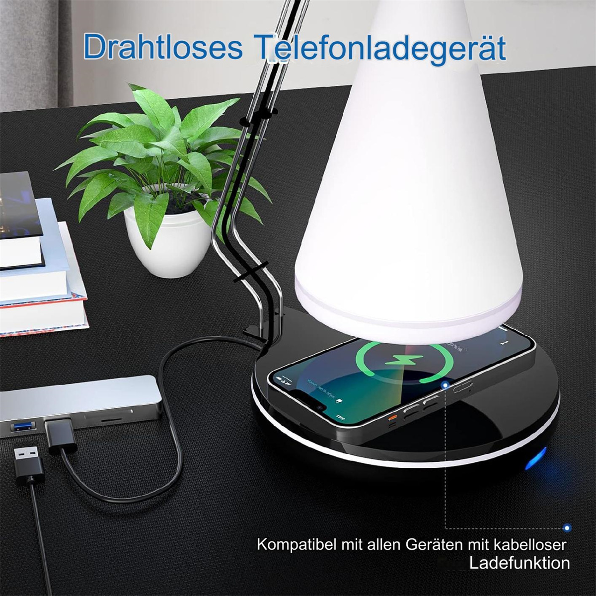 Ein Schreibtisch mit einer Lampe und einem kabellosen Ladetelefon. Eine Pflanze und ein USB-Hub sind ebenfalls vorhanden.