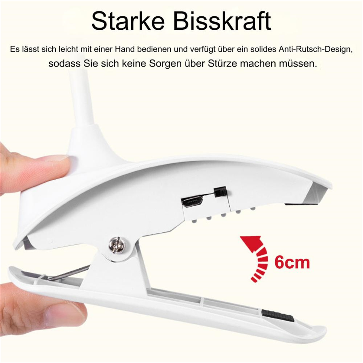 Weiße Clip-On-Lampe, gehalten von einer Hand. Die Lampe hat einen USB-Anschluss und ist 6 cm groß.