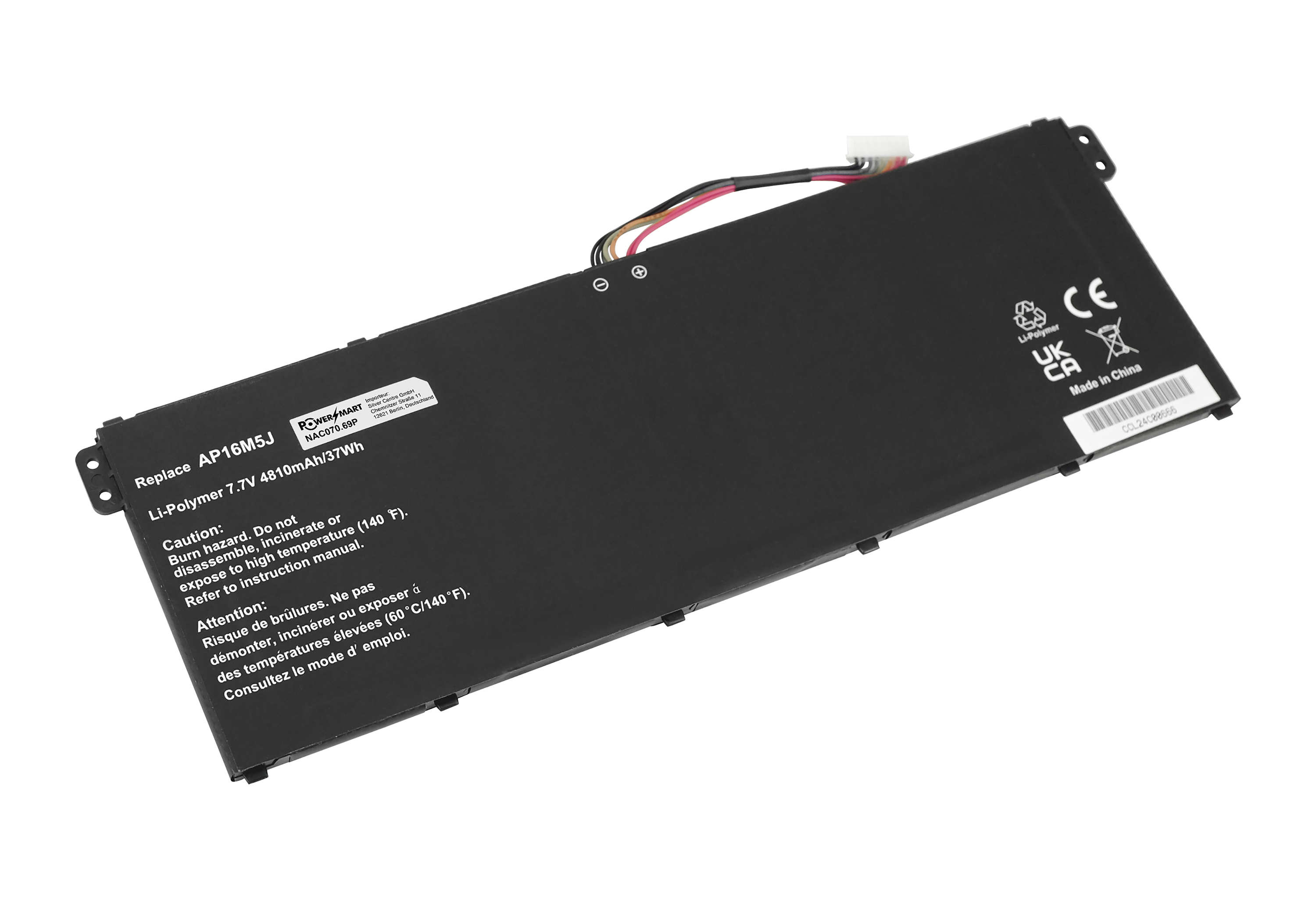 Schwarzer Laptop-Akku mit Etiketten und Anschlüssen auf Weiß.
