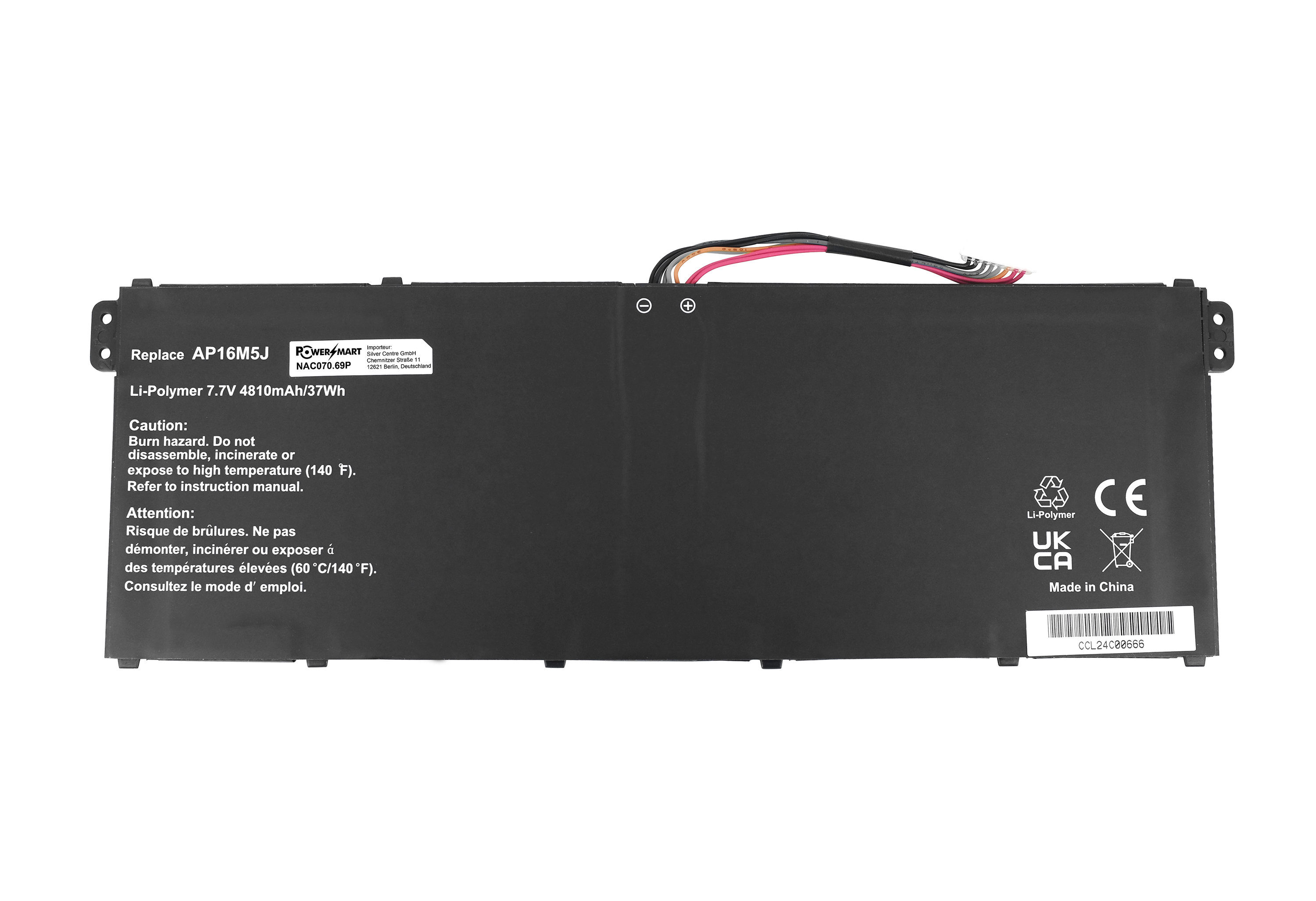 Ein schwarzer Laptop-Akku. Das Etikett enthält Warnhinweise, Kapazität und Modellinformationen. Weißer Hintergrund.