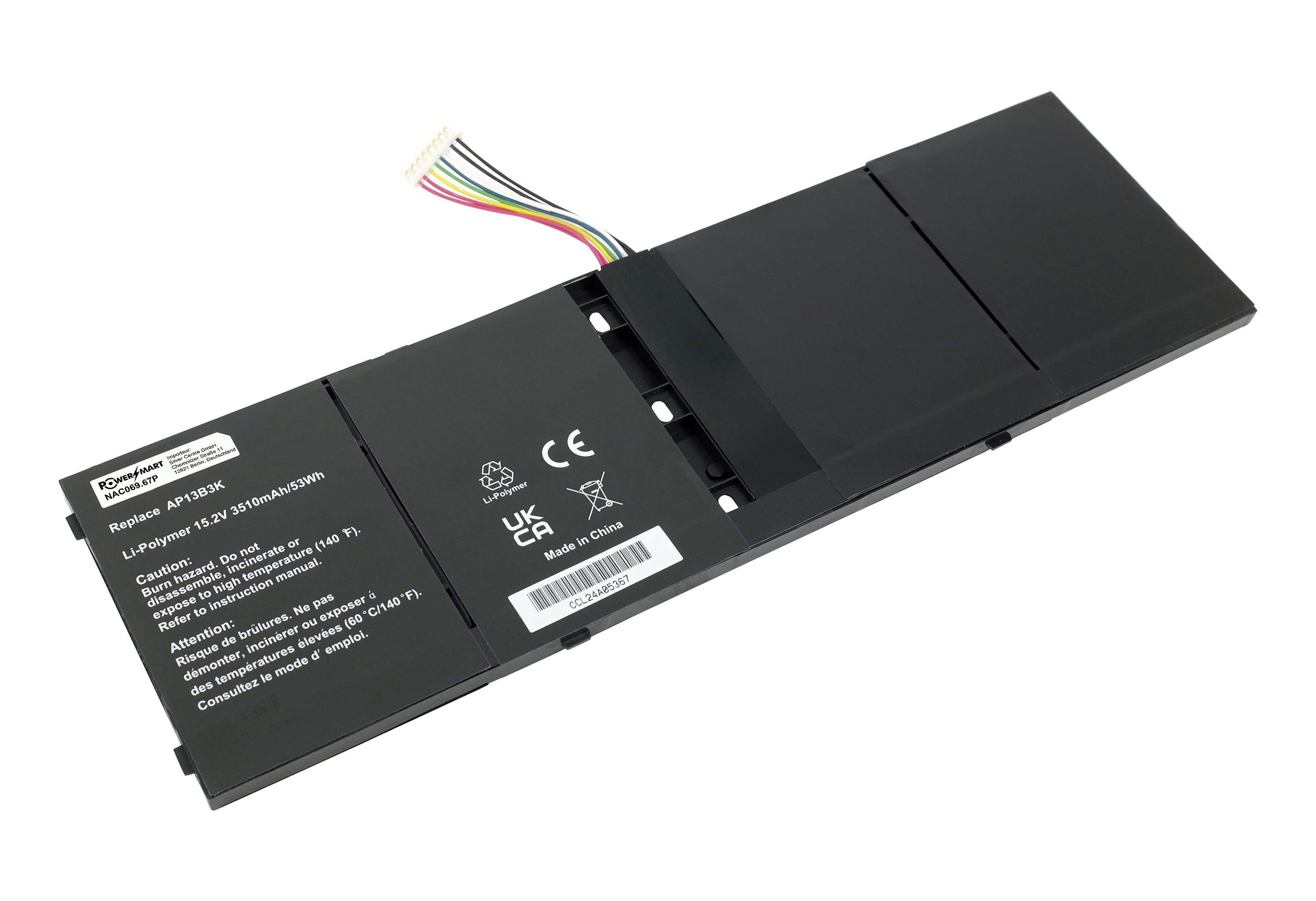 Ein Laptop-Akku wird auf weißem Hintergrund angezeigt. Es zeigt Etiketten und ein mehrfarbiges Kabel.