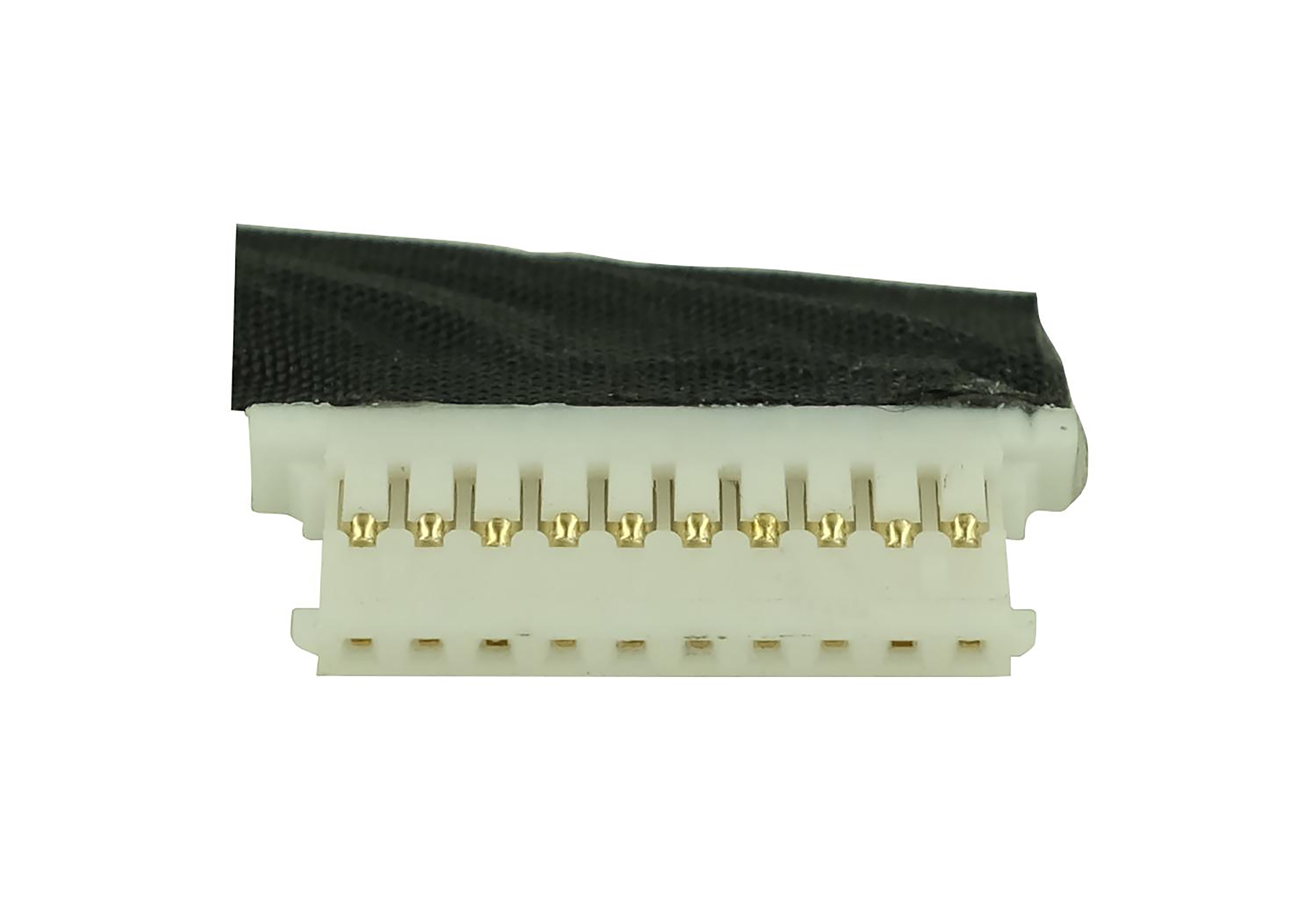 Weißer Stecker mit goldenen Pins. Er hat 10 Pins. Der Hintergrund ist weiß.