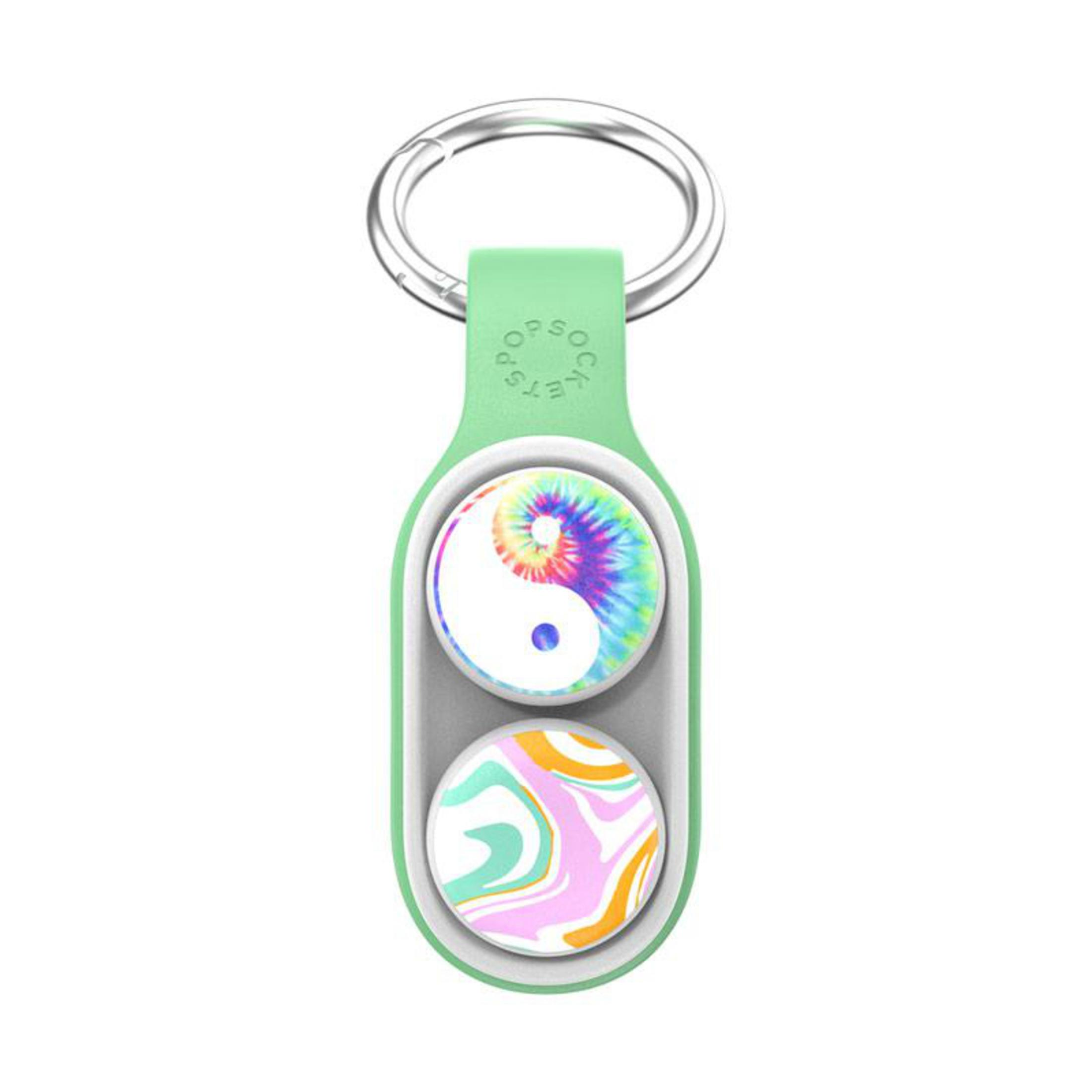 Portachiavi verde con due inserti rotondi. Uno tie-dye, l'altro con motivo a spirale. Anello argentato sopra.