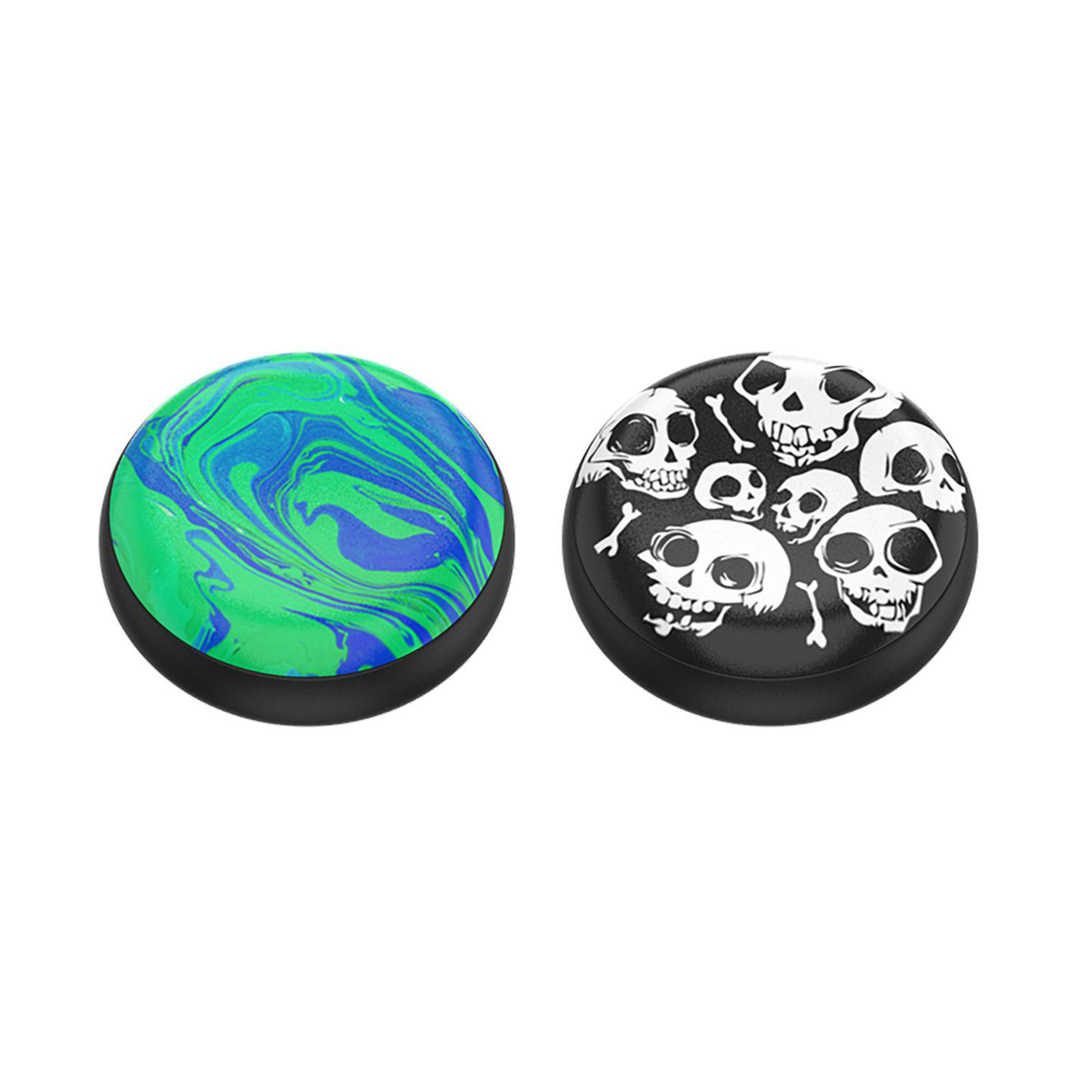 Due inserti rotondi. Uno ha un motivo a spirale verde e blu. L'altro mostra teschi su sfondo nero.
