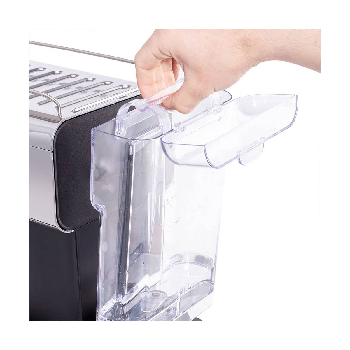 Hand, die einen transparenten Wassertank einer Kaffeemaschine füllt.