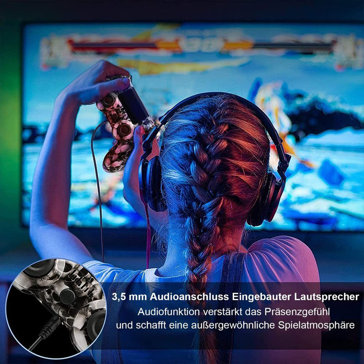 Eine Person mit Kopfhörern und einem Gamecontroller, die ein Videospiel spielt.