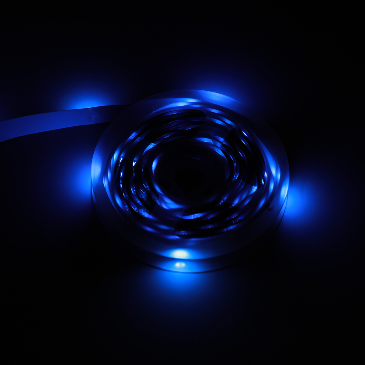 Blauer LED-Lichtstreifen auf dunkler Oberfläche aufgerollt.