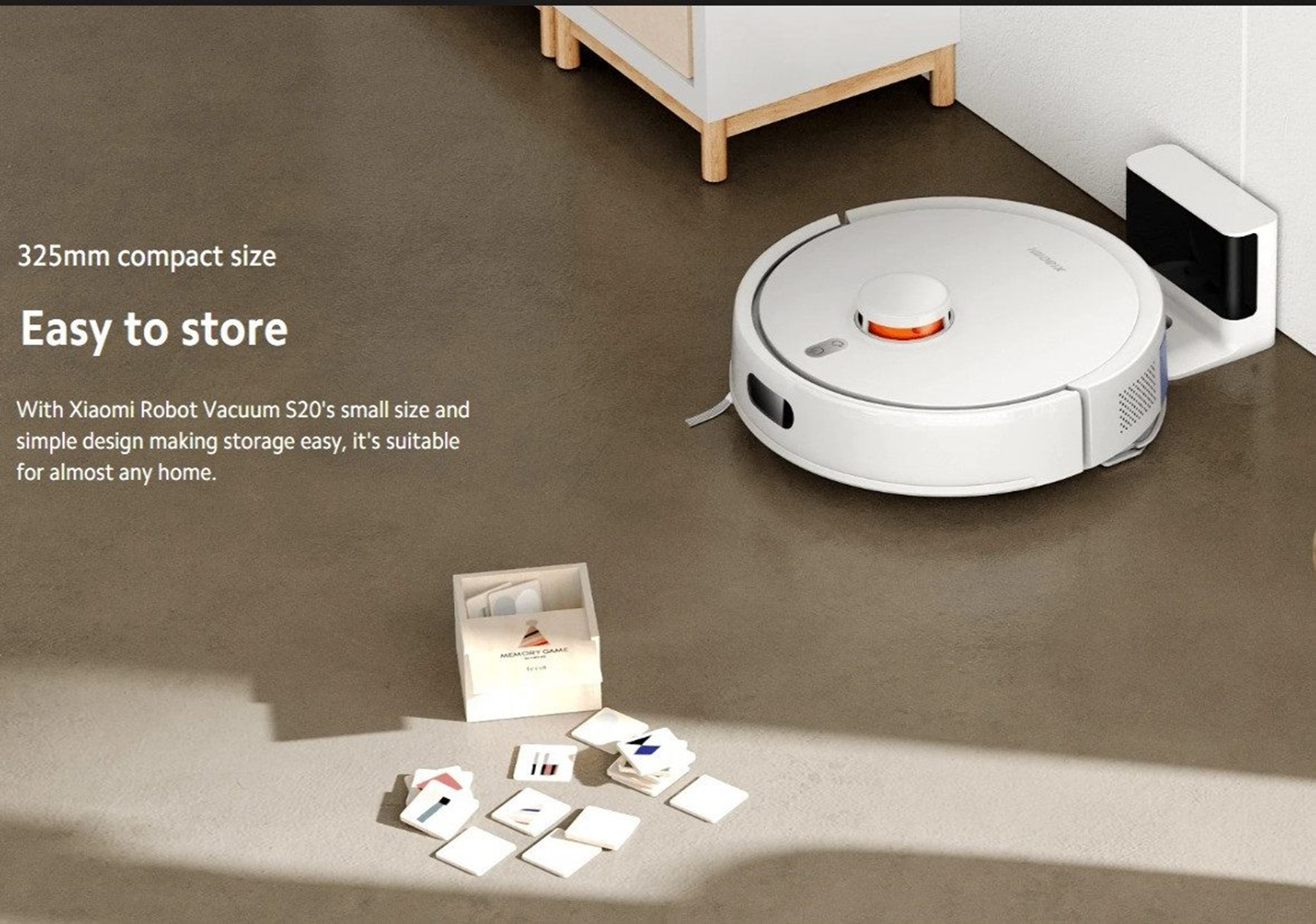 Biały odkurzacz automatyczny obok stacji ładującej. Tekst: Łatwy do przechowywania, kompaktowy rozmiar.