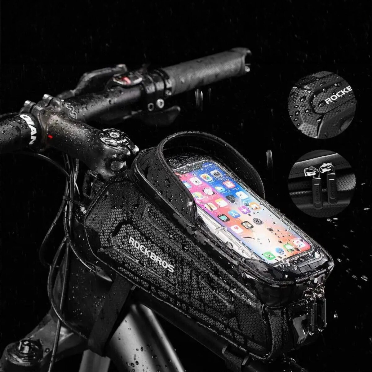 Supporto per telefono da bici nero con un telefono che mostra le app. Gocce d'acqua visibili.