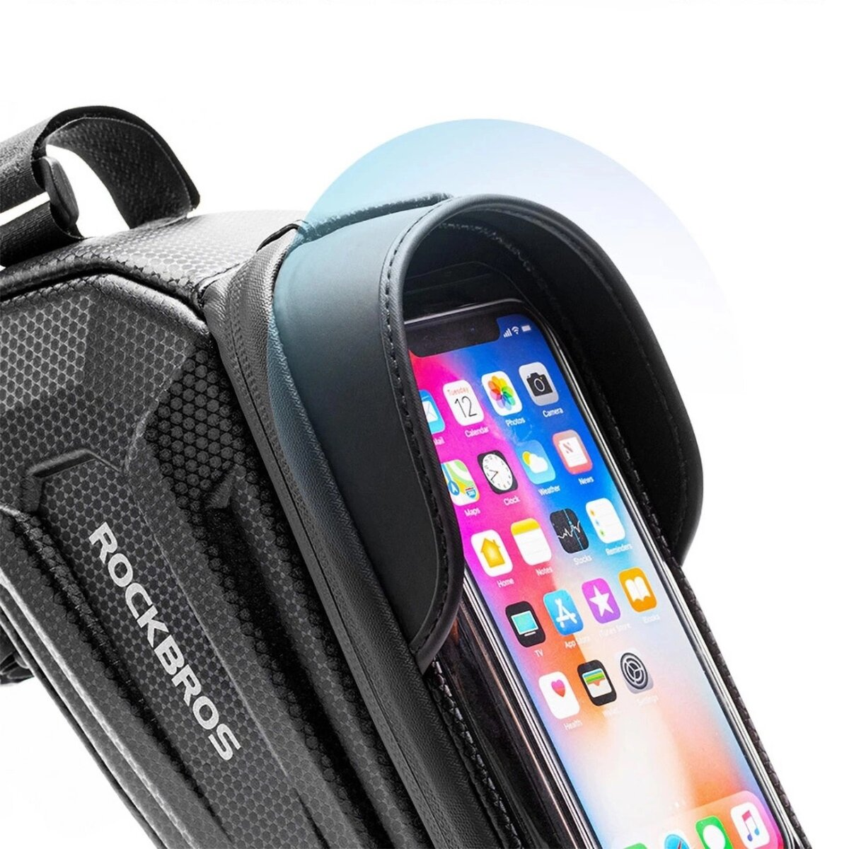Un telefono in un supporto su una bicicletta. Il telefono mostra un'app di mappe. Sono presenti i colori nero e grigio.