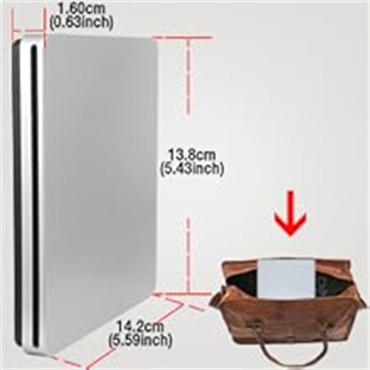 Eine silberne Festplatte mit Abmessungen neben einer braunen Tasche mit Pfeil.