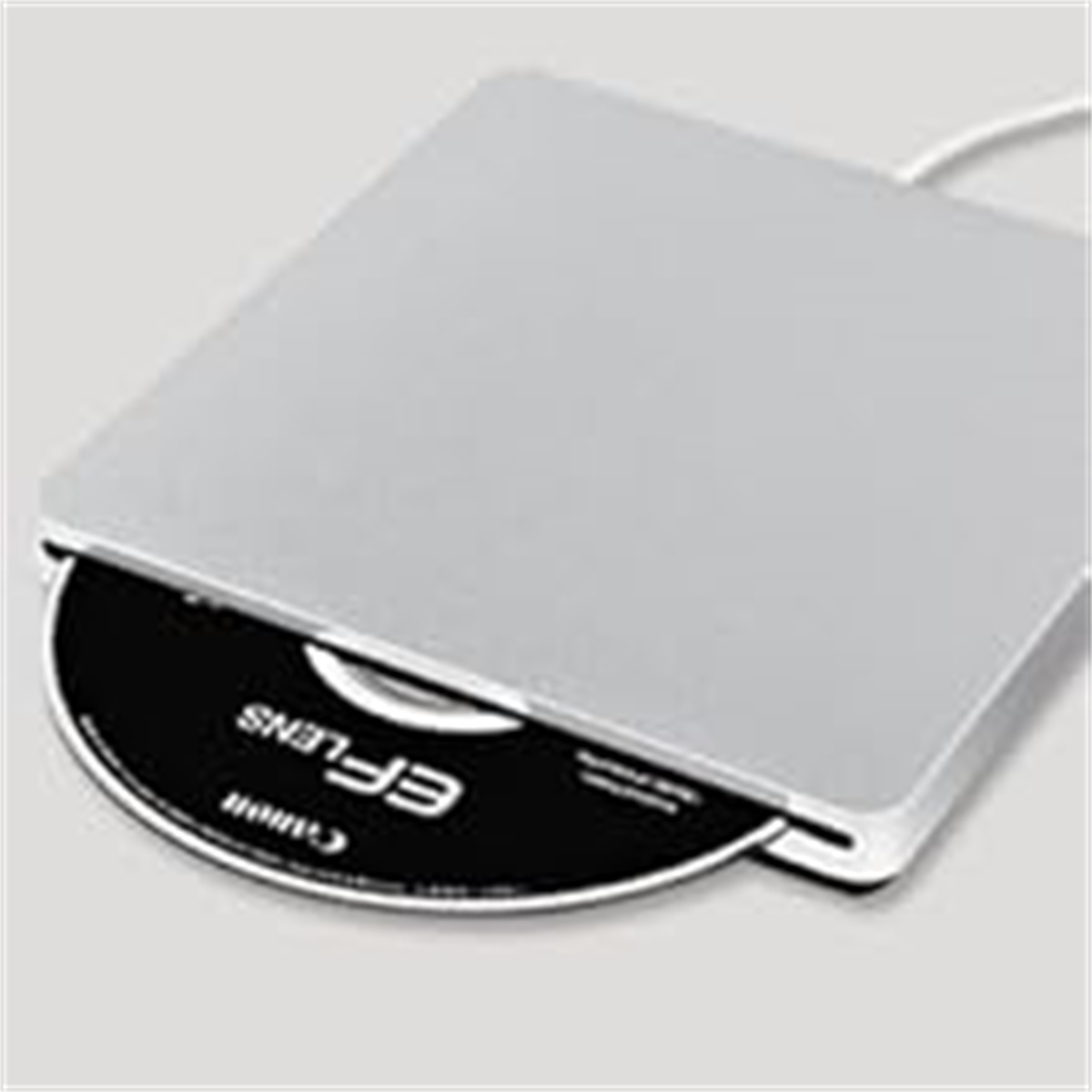 Silbernes externes CD/DVD-Laufwerk mit teilweise eingelegter schwarzer CD.