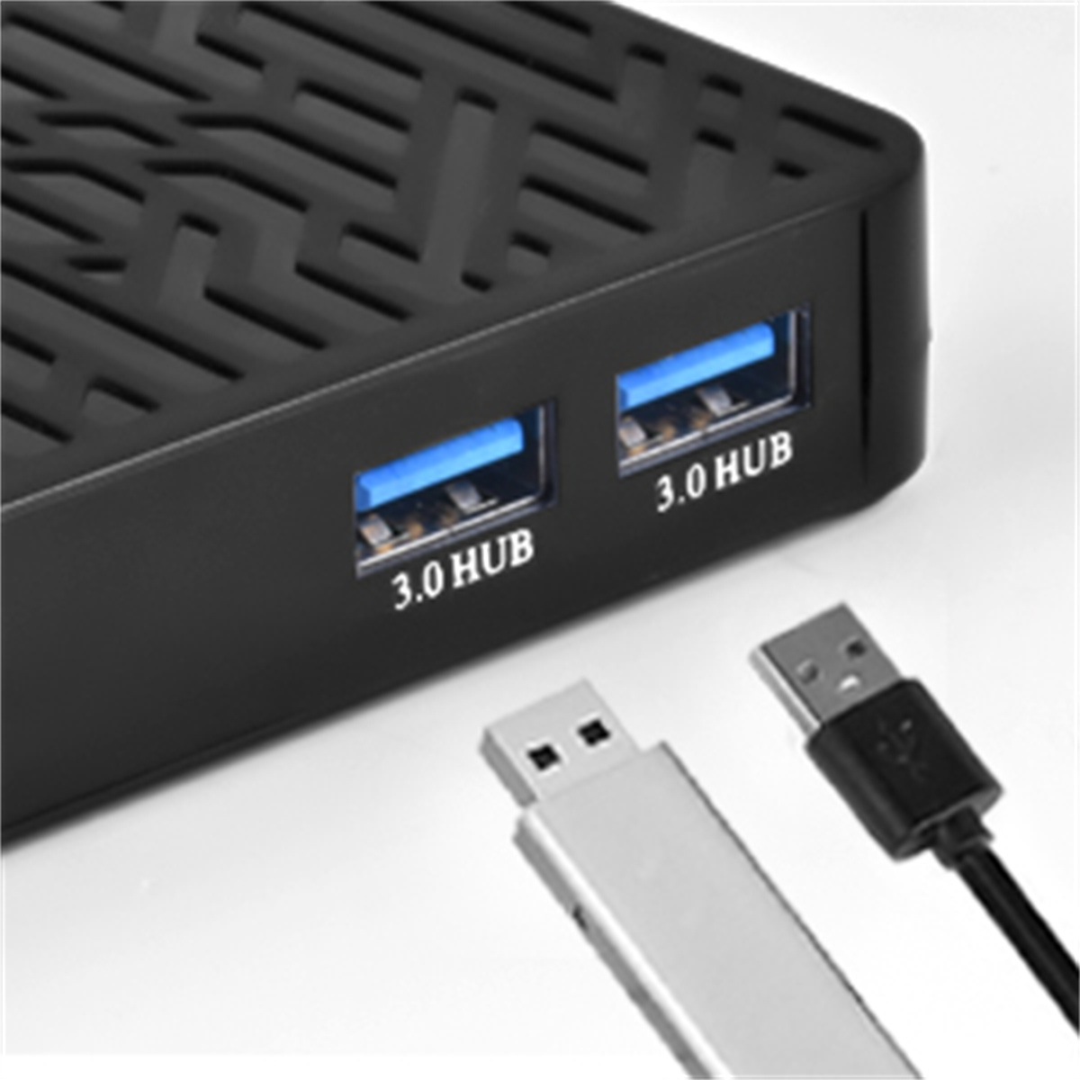 Nahaufnahme eines schwarzen USB-Hubs mit zwei 3.0 USB-Anschlüssen und Kabeln.
