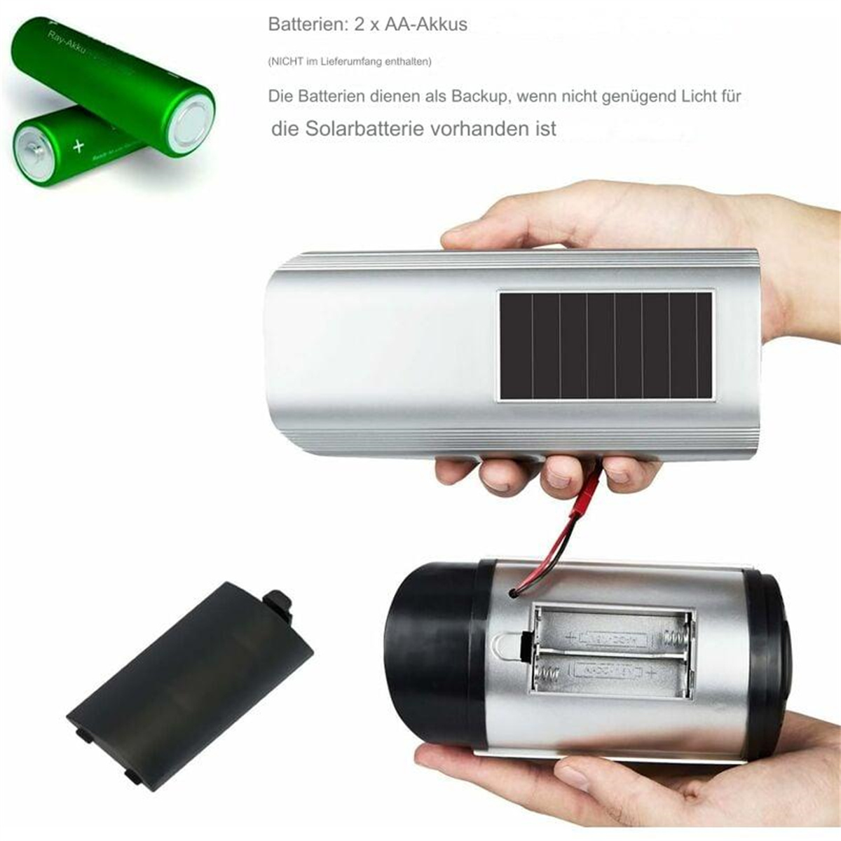 Hände halten eine silberne Taschenlampe mit Solarpanel. Grüne AA-Batterien sind in der Nähe. Teile der Taschenlampe sind gezeigt.