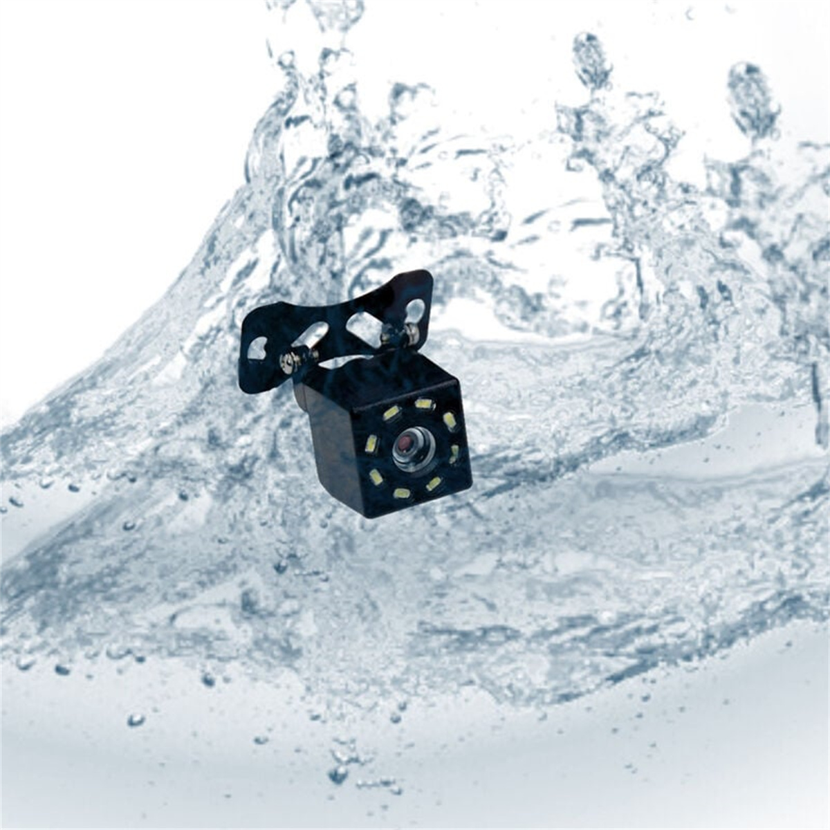 Kleine schwarze Kamera im Wasser, mit spritzendem Wasser darum herum.