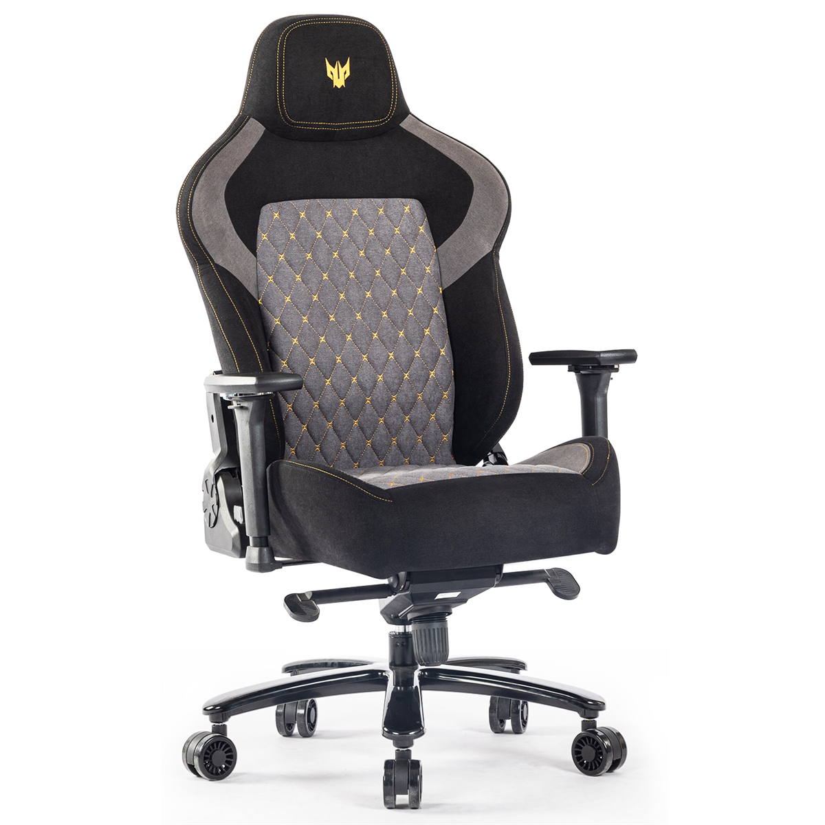 Schwarzer und grauer Gaming-Stuhl mit goldenen Akzenten. Er hat eine Kopfstütze und Armlehnen.