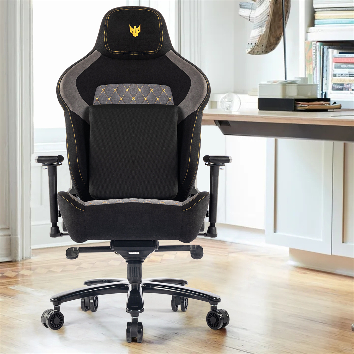 Ein schwarz-grauer Gaming-Stuhl mit gelb-grauer Kopfstütze und Rückenlehne. Er steht in einem Heimbüro.