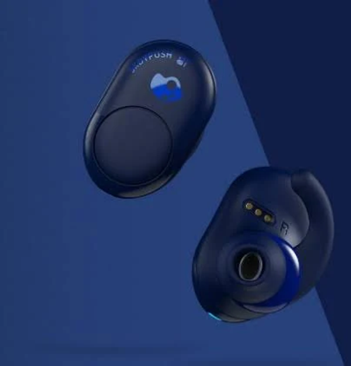 Dwa ciemnoniebieskie bezprzewodowe słuchawki na niebieskim tle. Wyglądają na sportowe.